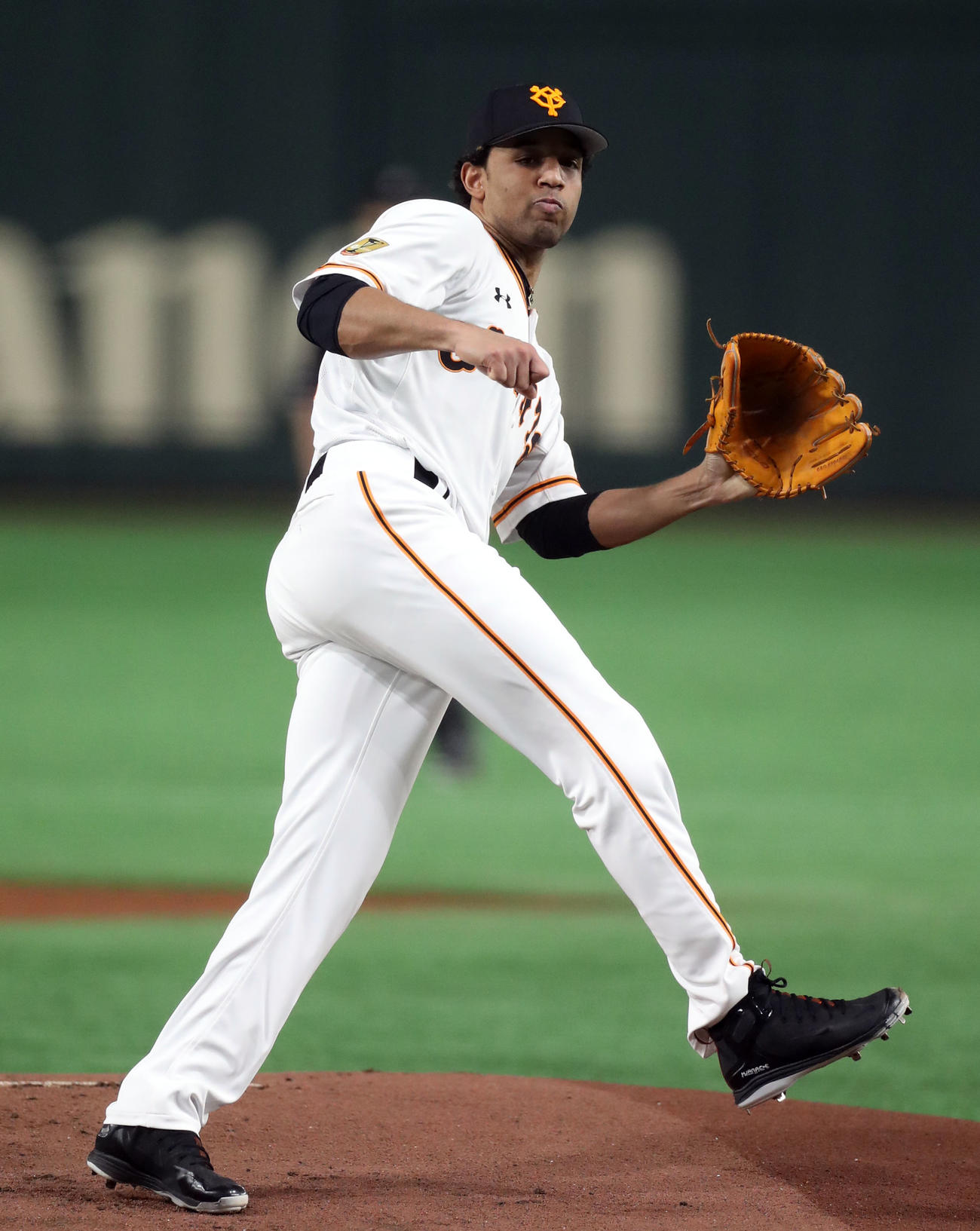 練習試合巨人対ヤクルト　投球後、すぐに捕球動作に入るサンチェス（撮影・狩俣裕三）