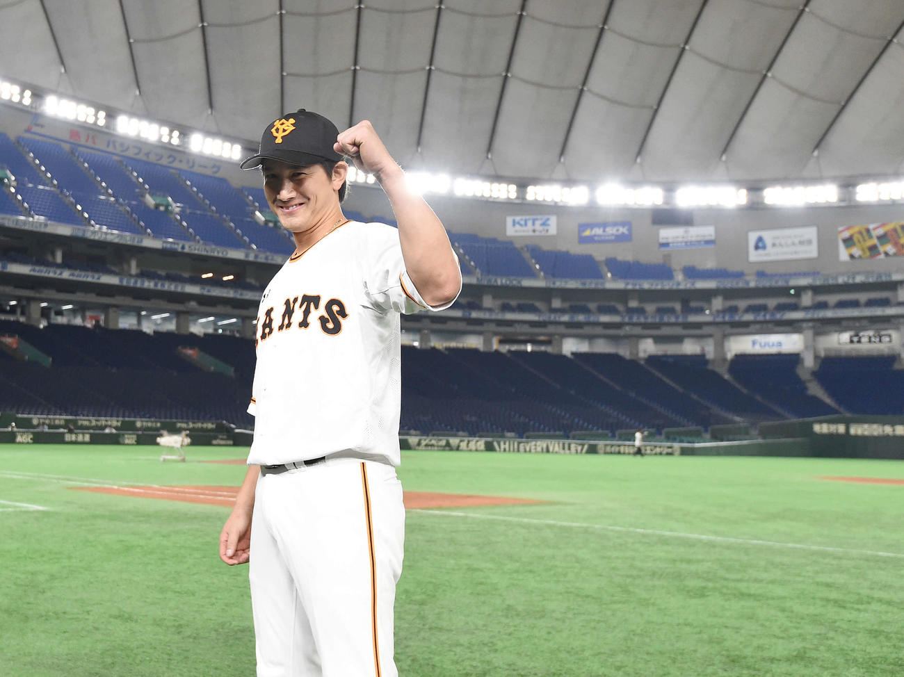 巨人対ヤクルト　2打数2安打でガッツポーズ決める巨人小林（撮影・たえ見朱実）