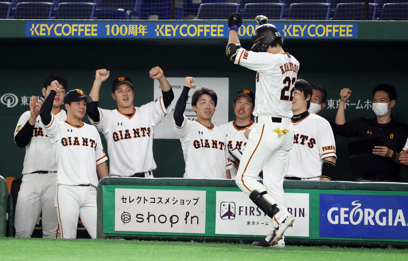 練習試合巨人対ヤクルト　4回裏巨人2死、ソロ本塁打を放った小林（手前）を巨人ベンチ（撮影・狩俣裕三）