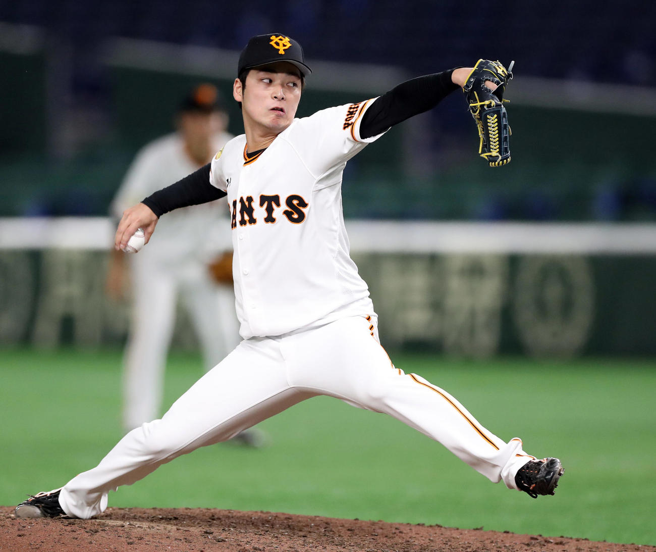 練習試合巨人対ヤクルト　8回表から登板する沼田（撮影・狩俣裕三）