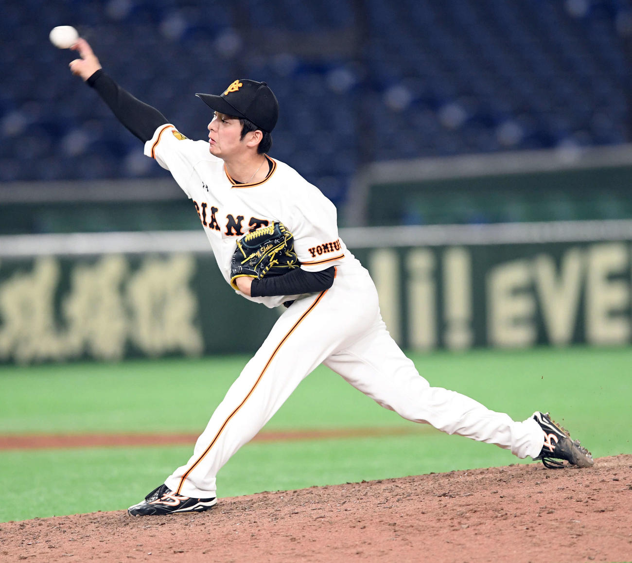 巨人対ヤクルト　8回からマウンドに上がった巨人沼田（撮影・たえ見朱実）