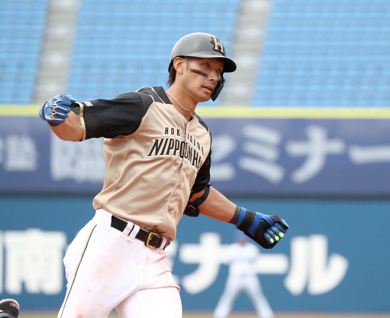 DeNA対日本ハム　3回裏日本ハム1死一塁、左越え2点本塁打を放ちポーズをとる大田（撮影・黒川智章）