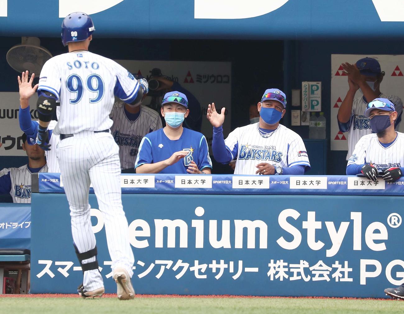 DeNA対日本ハム　1回表、2点本塁打を放ったソトを出迎えるラミレス監督（右から2人目）（撮影・黒川智章）