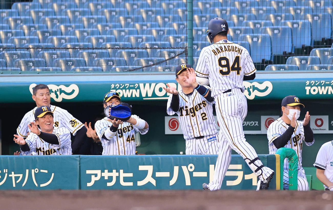 2回裏阪神1死一塁、左越え2点本塁打を放ち出迎えを受ける原口文仁（撮影・清水貴仁）