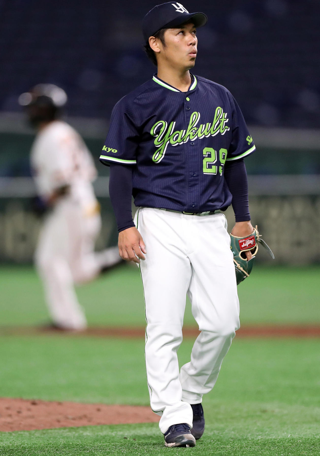 練習試合巨人対ヤクルト　4回裏巨人2死、小林（後方）にソロ本塁打を打たれる小川（撮影・狩俣裕三）