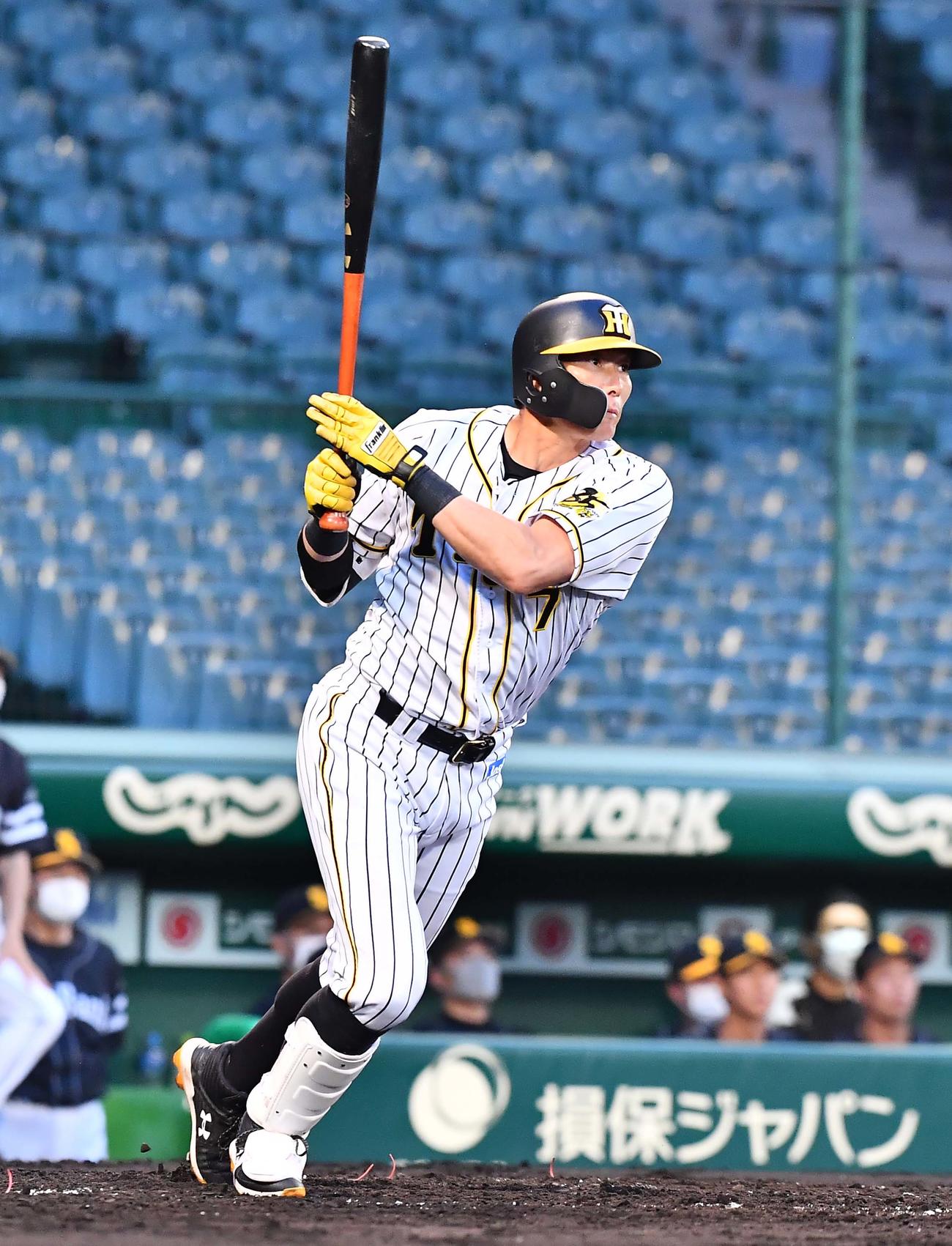 阪神対ソフトバンク　2回裏阪神1死三塁、右前に勝ち越し適時打を放つ糸井（撮影・上田博志）