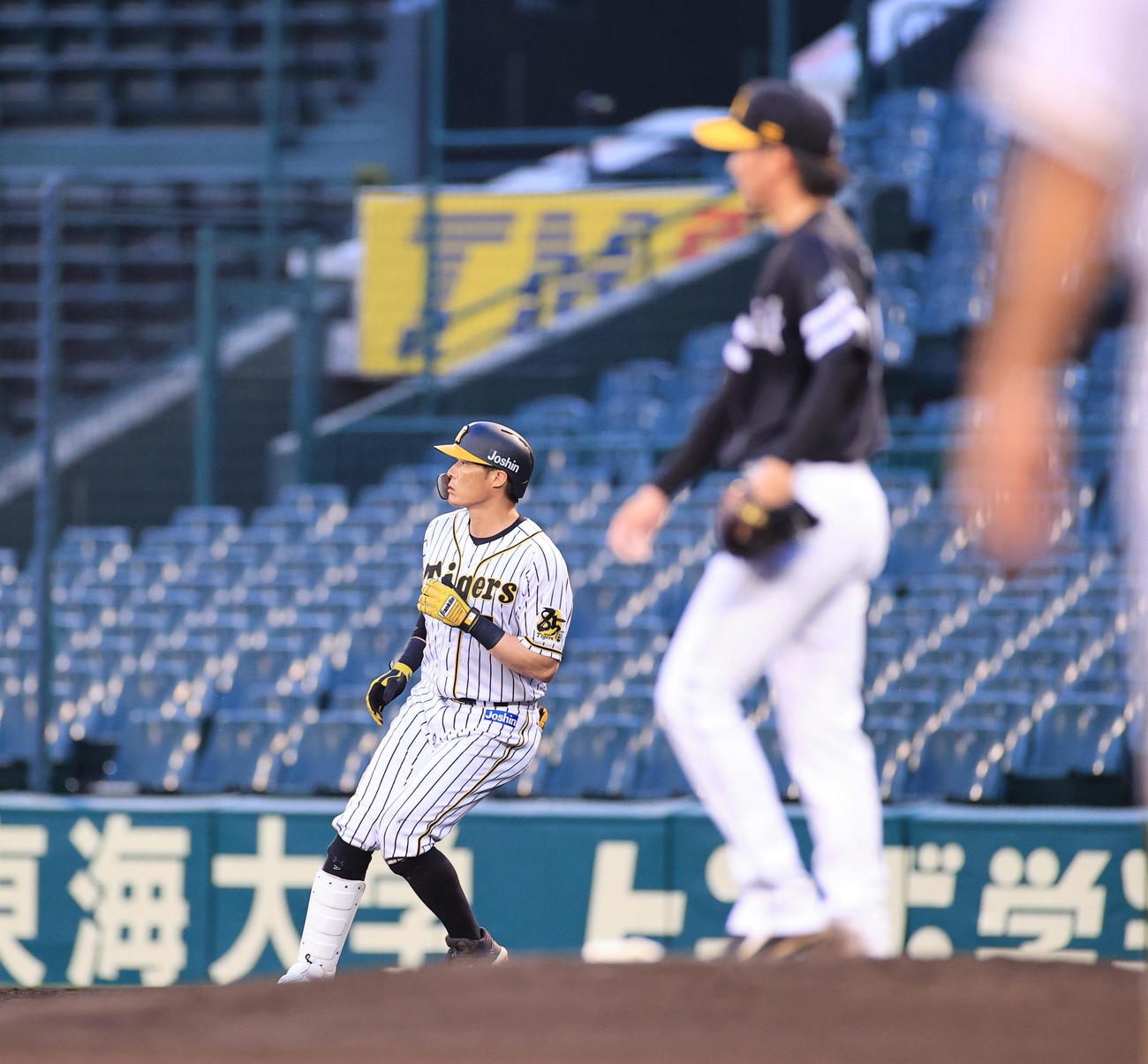練習試合阪神対ソフトバンク　2回裏阪神1死三塁、右前へ勝ち越し適時打を放つ糸井（撮影・清水貴仁）