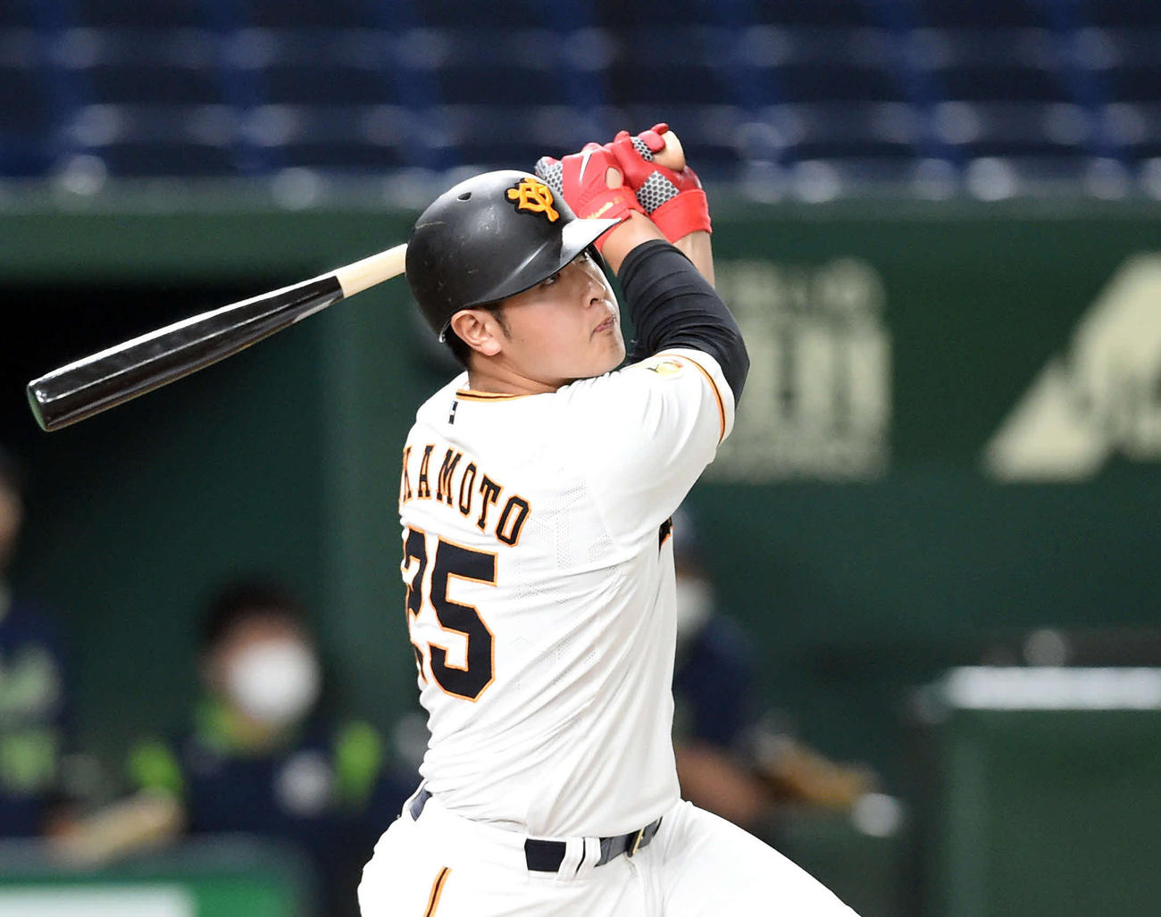 3回裏巨人2死一、二塁、右越えに3点本塁打を放つ岡本（撮影・たえ見朱実）