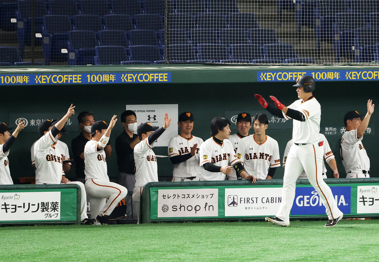 3回裏巨人2死一、二塁、右越え3点本塁打を放った岡本（手前）はエアタッチで迎えられた（撮影・河野匠）