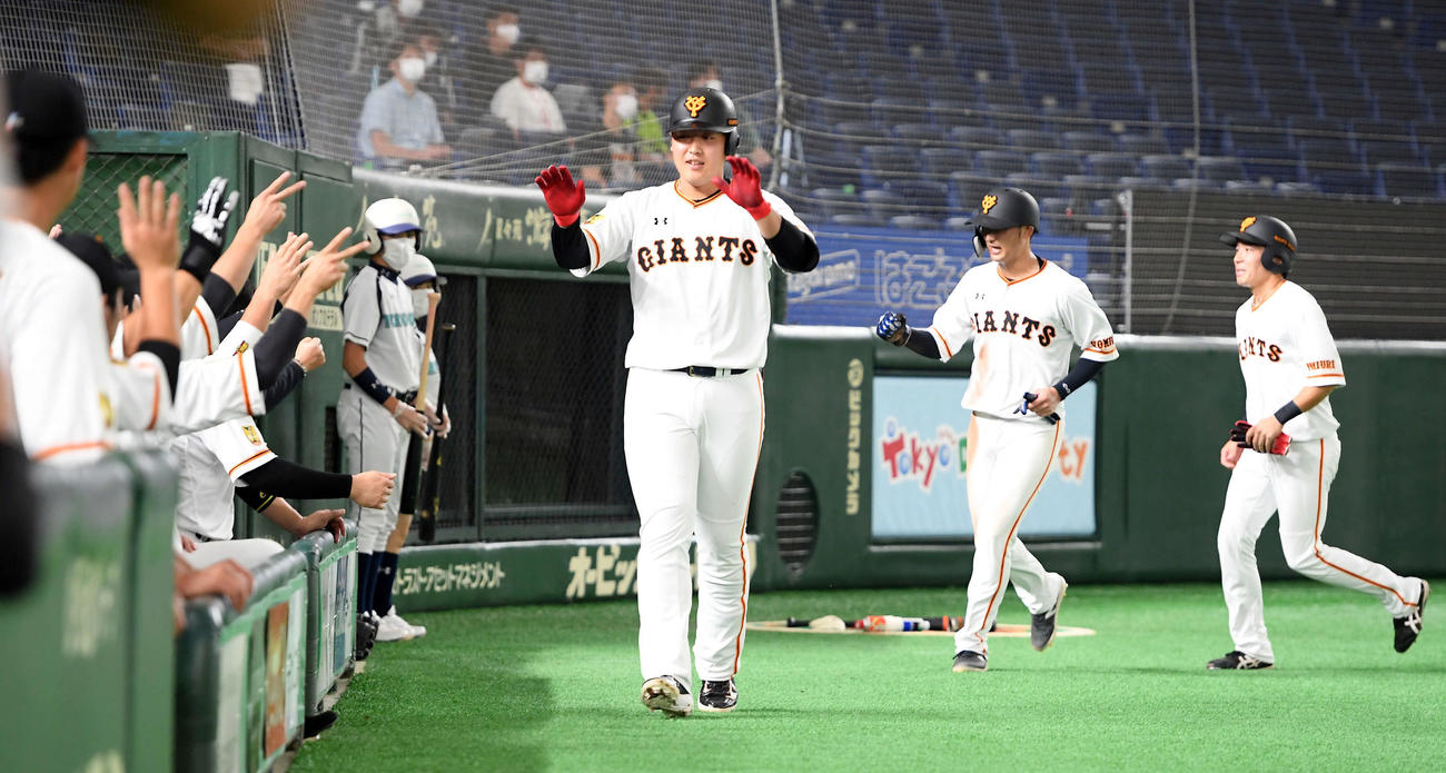 巨人対ヤクルト　3回裏巨人2死一、二塁、右越えに3点本塁打を放ちエアタッチする岡本（撮影・たえ見朱実）