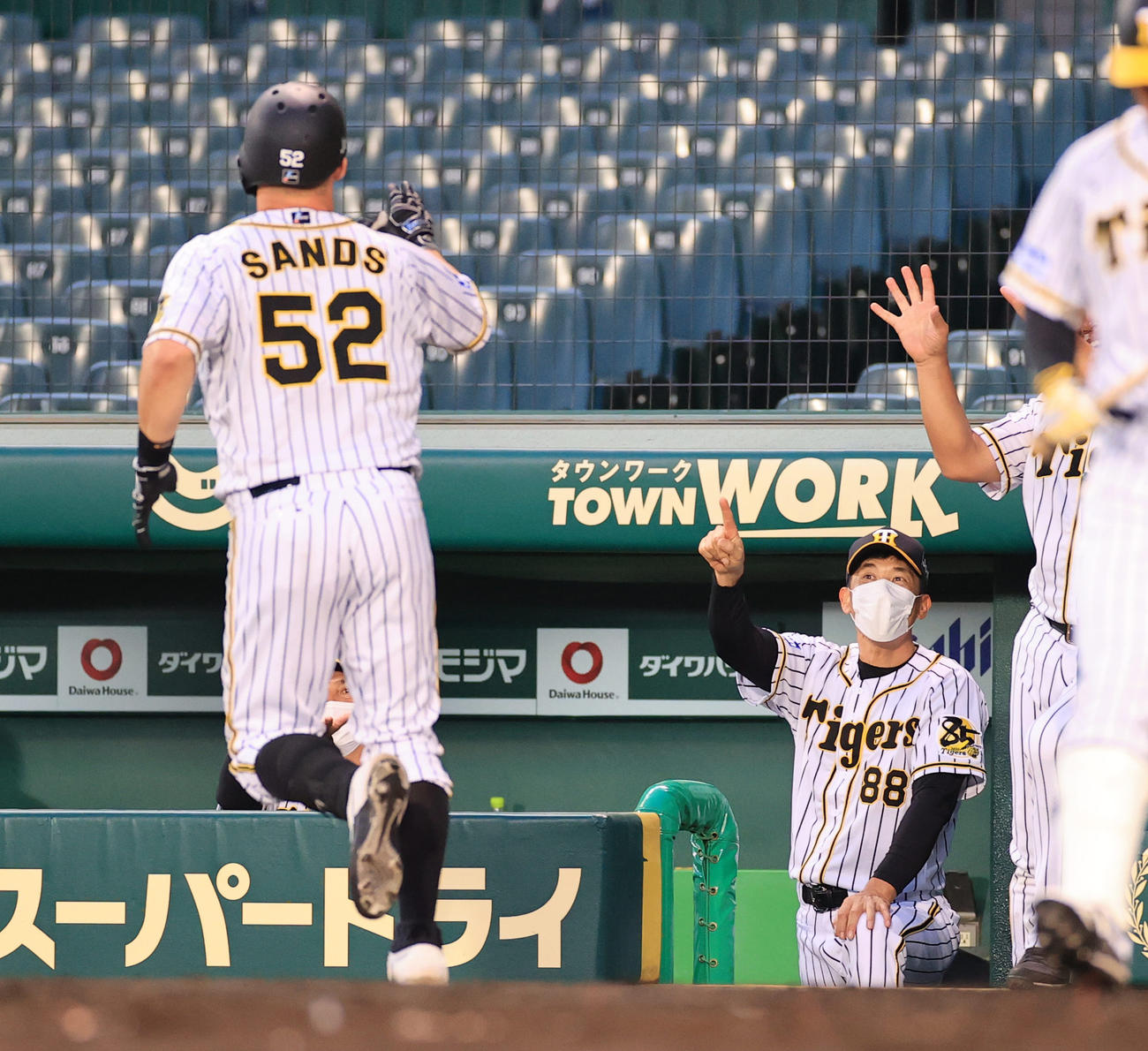 練習試合阪神対ソフトバンク　3回裏阪神無死、バックスクリーンに飛び込む本塁打を放ったサンズを出迎える矢野監督（撮影・清水貴仁）