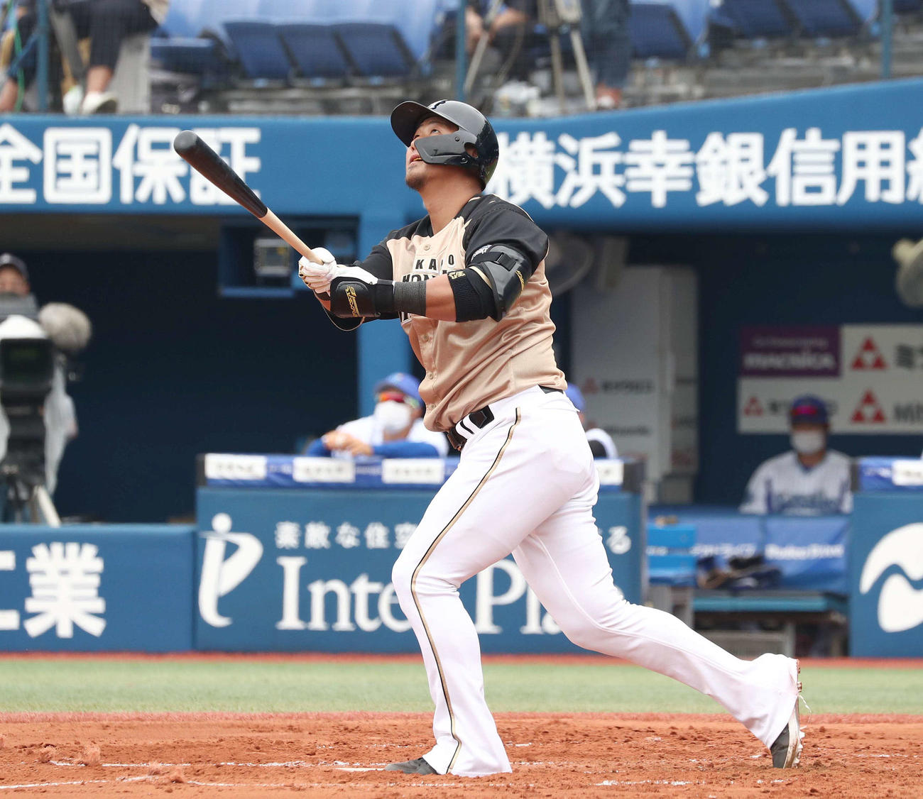 DeNA対日本ハム　1回裏日本ハム2死一塁、左越え2点本塁打を放つ中田（撮影・黒川智章）