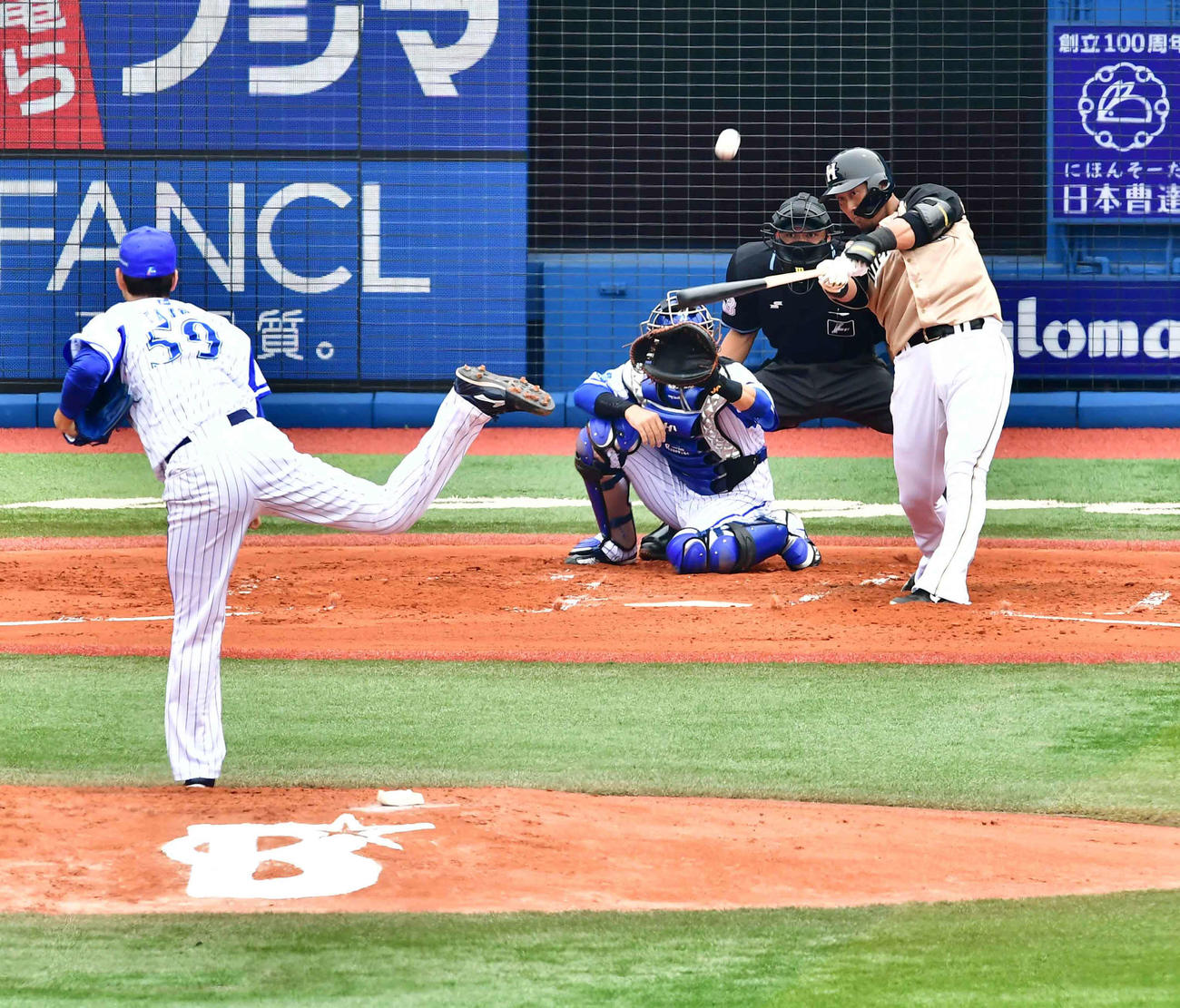 DeNA対日本ハム　1回裏日本ハム2死一塁、中田は左越えに同点2点本塁打を放つ。左はDeNA先発の平良（撮影・小沢裕）