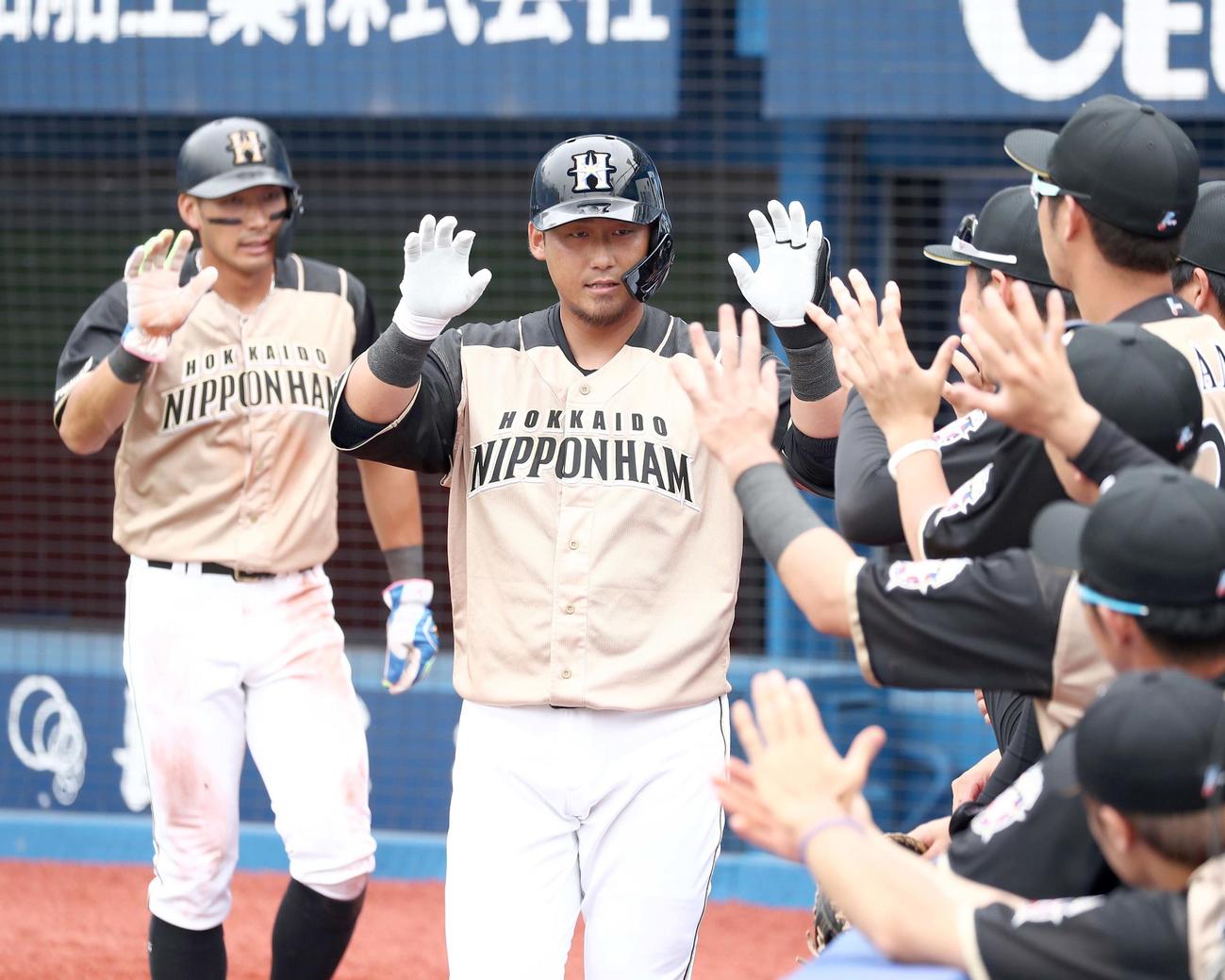 DeNA対日本ハム　1回裏、2点本塁打を放ちナインとエアタッチする中田（撮影・黒川智章）