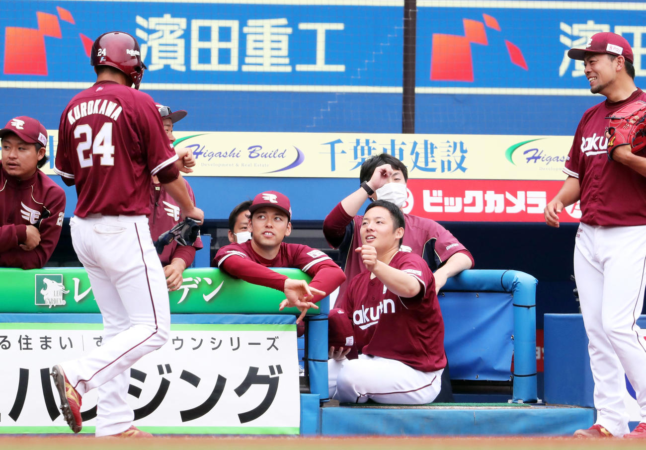 8回表楽天2死二塁、ウィーラーの中前適時打で生還した黒川（24番）を笑顔で出迎える松井（中央右）（撮影・垰建太）