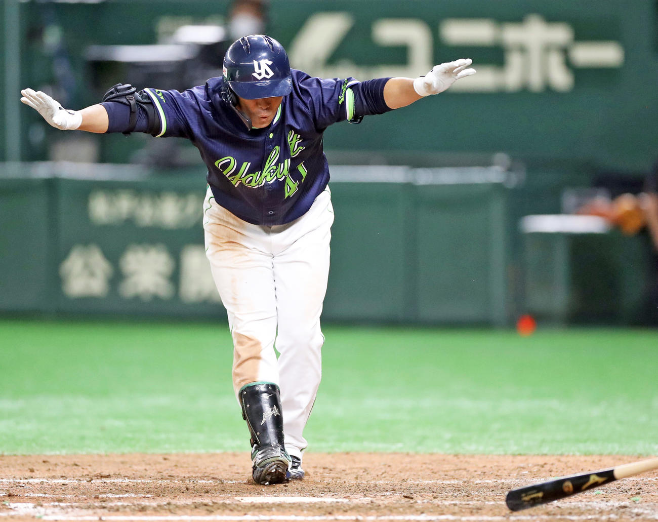 5回表ヤクルト1死二、三塁、内角攻めに遭いバットを投げてかわす雄平（撮影・狩俣裕三）