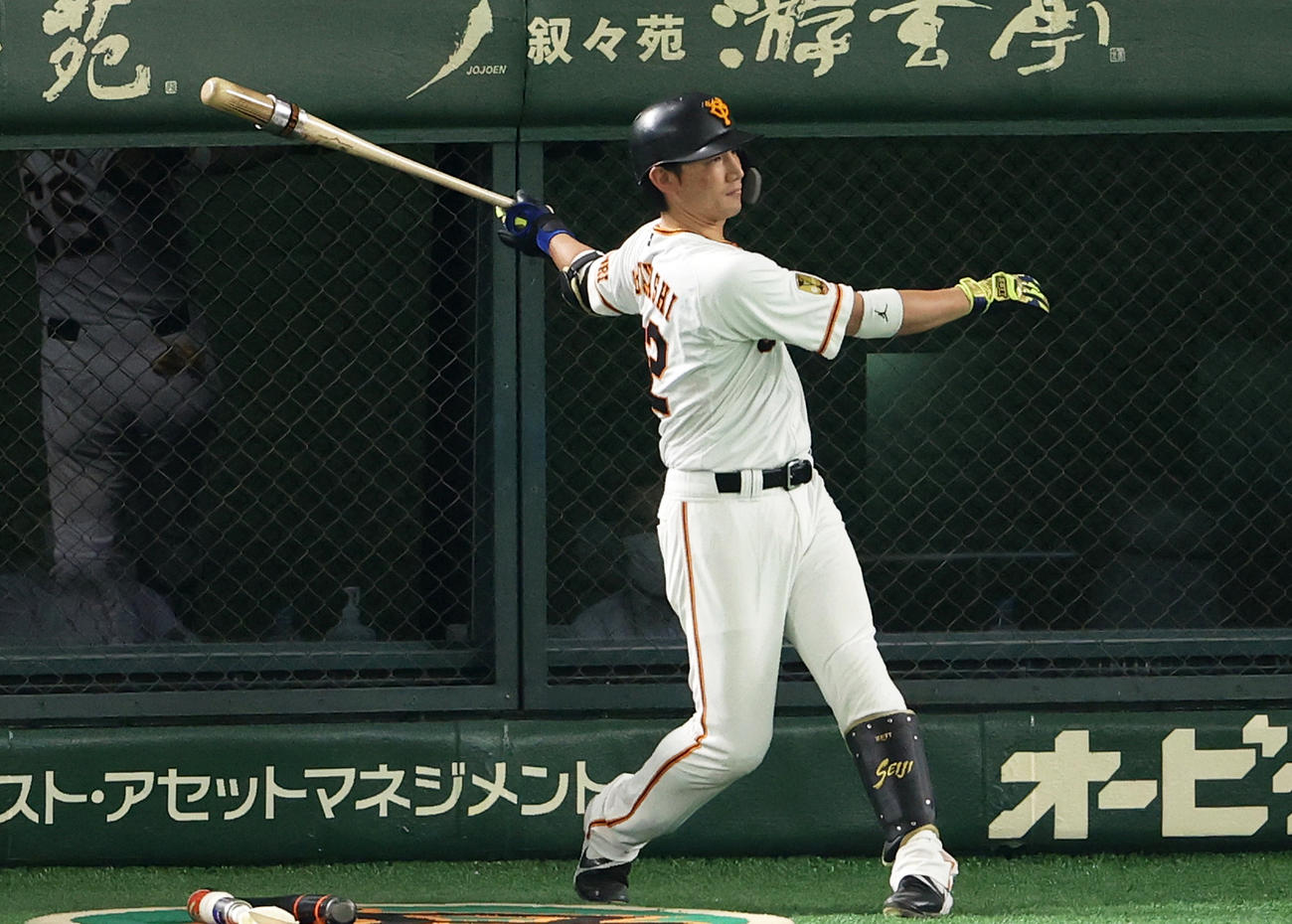 4回裏巨人1死、ネクストバッタースボックスで素振りをする小林（撮影・河野匠）