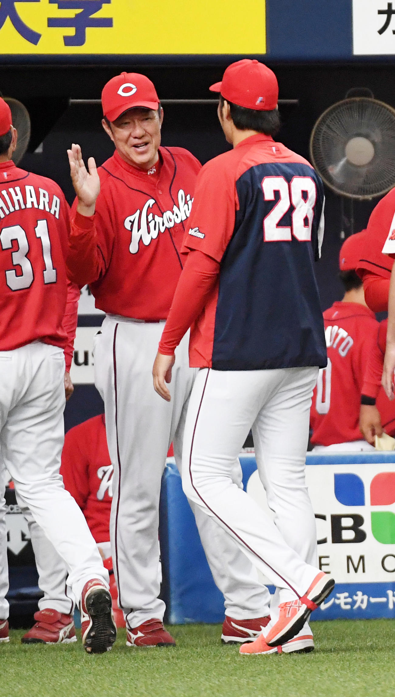 オリックス対広島　笑顔で床田（右）を迎える佐々岡監督（撮影・前岡正明）