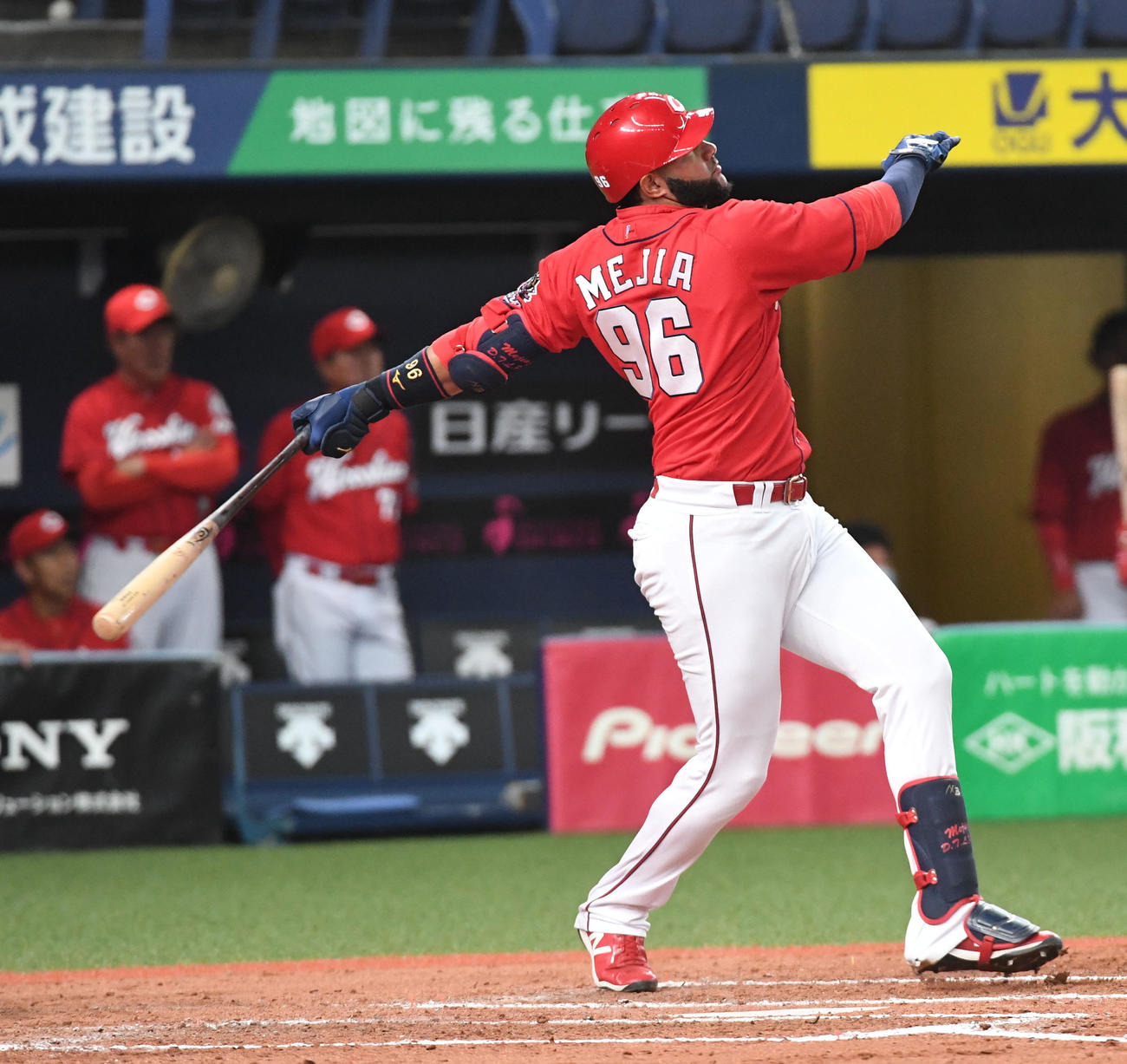 オリックス対広島　7回表広島1死一、二塁、メヒアは左越え3点本塁打を放つ（撮影・前岡正明）