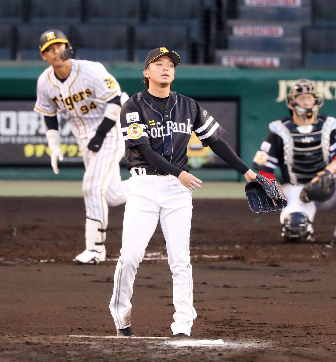 阪神対ソフトバンク　2回裏阪神1死一塁、東浜は原口に左越え2点本塁打を被弾（撮影・加藤哉）