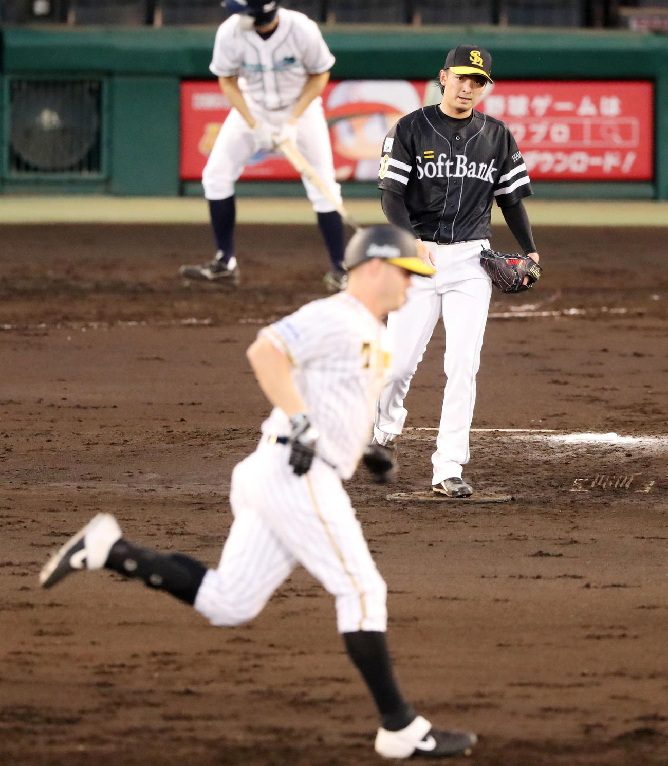 阪神対ソフトバンク　3回裏阪神無死、東浜はサンズに中越え本塁打を被弾（撮影・加藤哉）