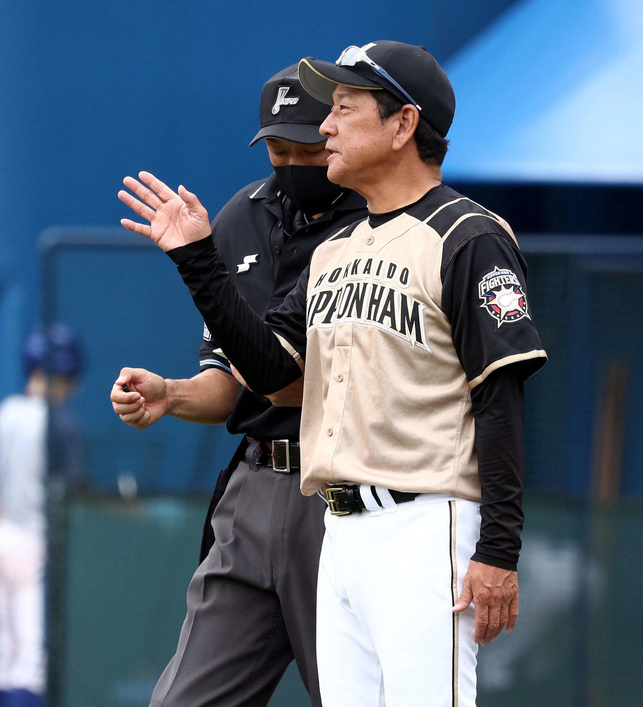 DeNA対日本ハム　選手交代を告げる栗山監督（撮影・黒川智章）