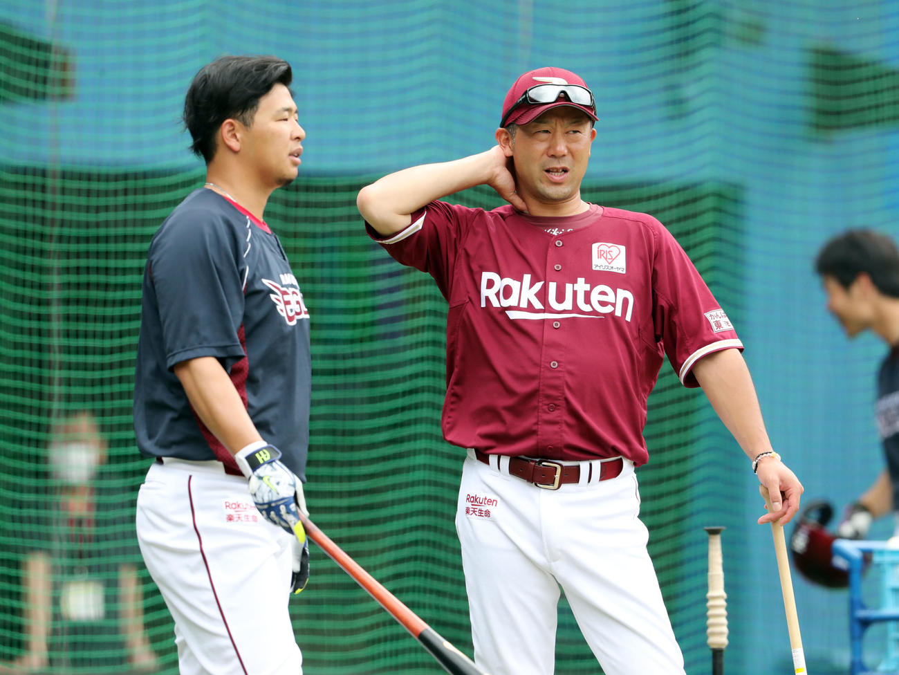 ロッテ対楽天　試合前練習、楽天三木監督（右）は浅村と言葉を交わす（撮影・垰建太）
