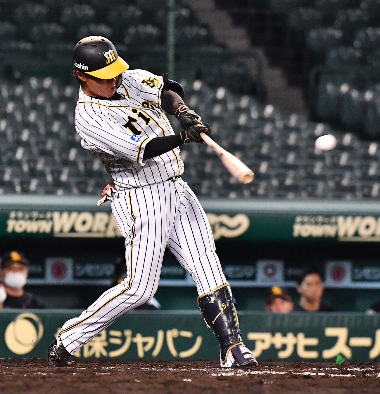 7回裏阪神2死二塁、中前に適時打を放つ陽川尚将（撮影・上田博志）