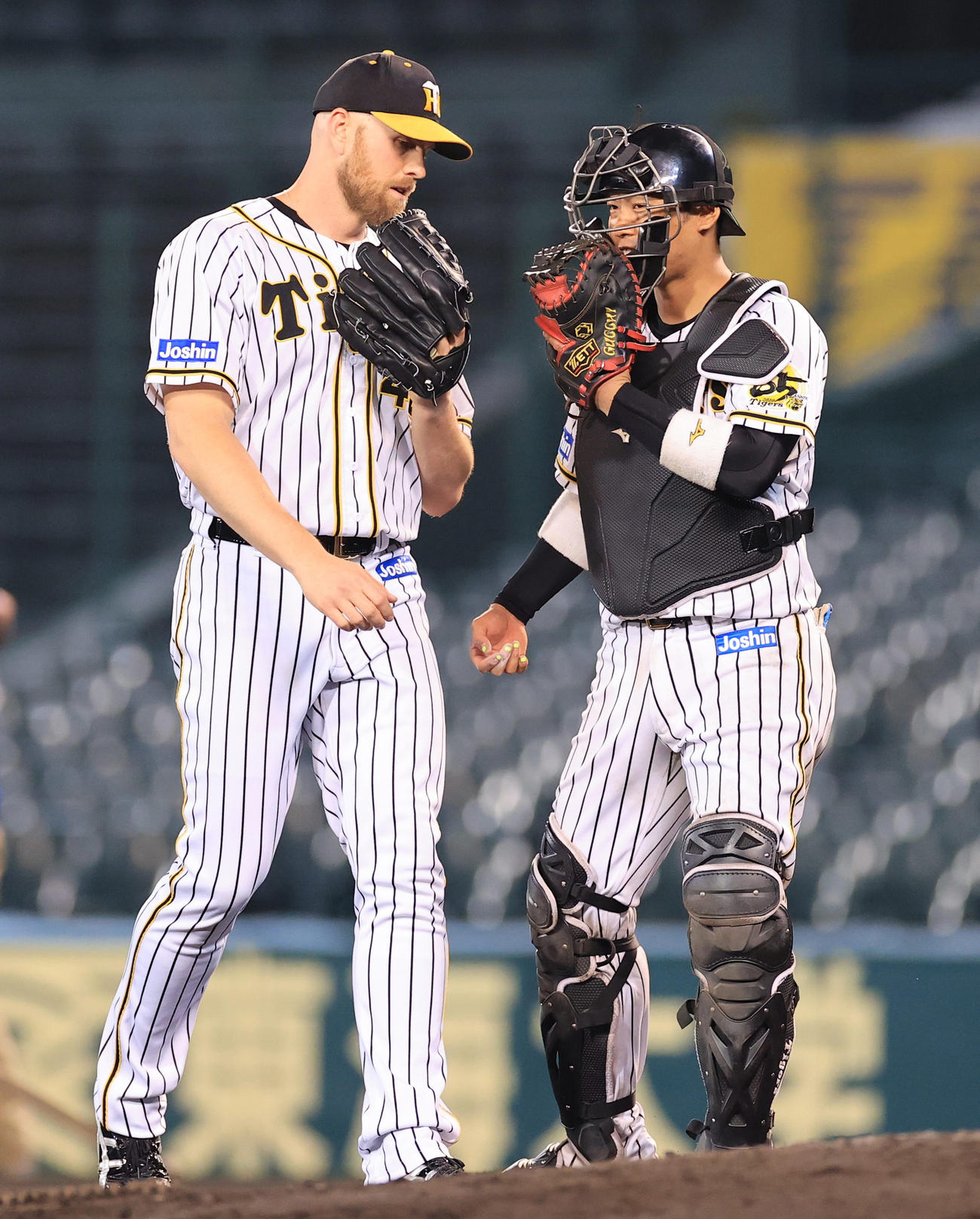 練習試合阪神対ソフトバンク　8回表ソフトバンク無死、マウンドにあがるジョン・エドワーズ（左）と声をかける原口文仁（撮影・清水貴仁）