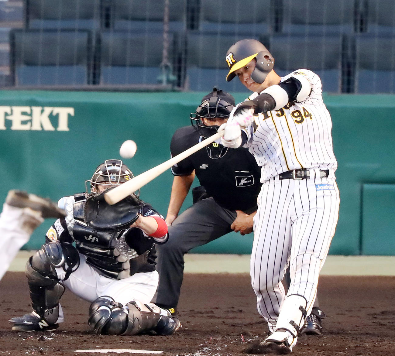 2回裏阪神1死一塁、原口は左越え2点本塁打を放つ（撮影・加藤哉）