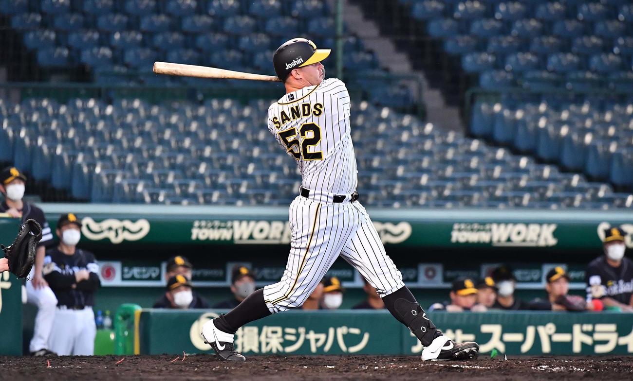 阪神対ソフトバンク　3回裏阪神無死、中越えにソロ本塁打を放つサンズ（撮影・上田博志）