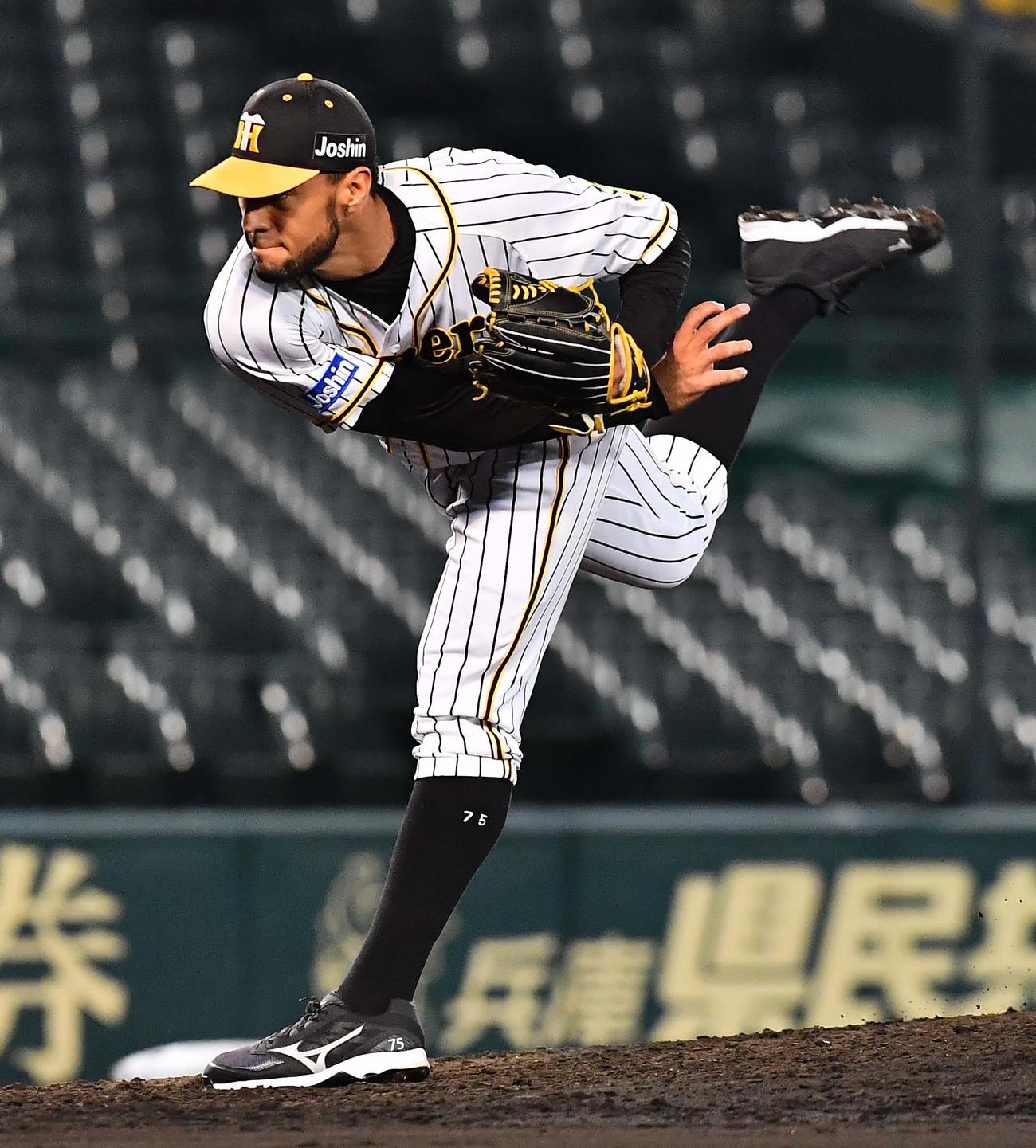 阪神5番手で登板するロベルト・スアレス（撮影・上田博志）