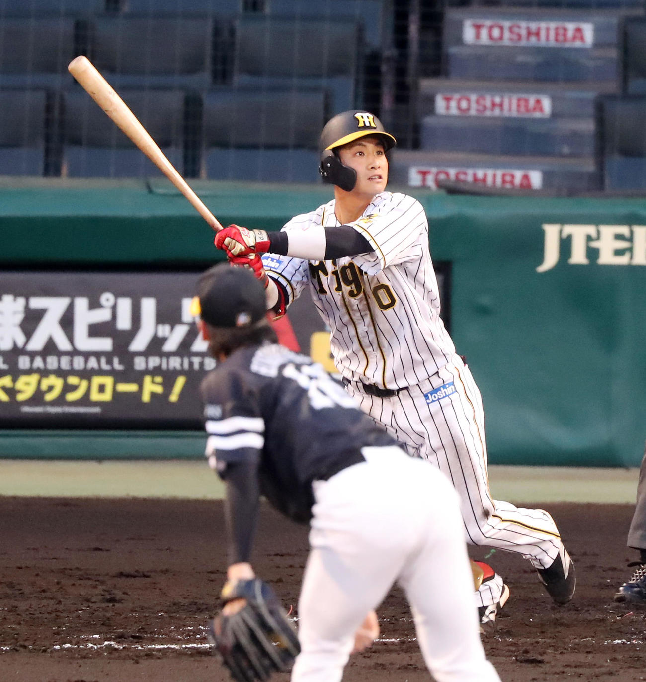 阪神対ソフトバンク　2回裏阪神1死、木浪は左越え三塁打を放つ（撮影・加藤哉）