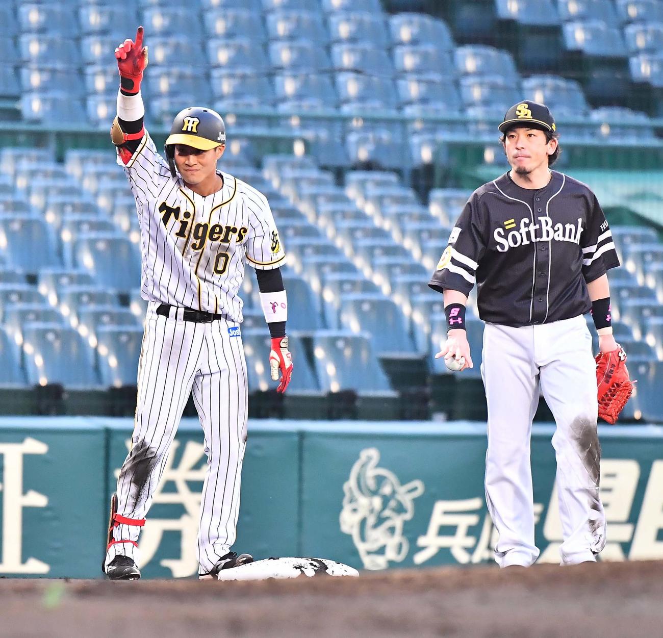 阪神対ソフトバンク　2回裏阪神1死、左翼線へ三塁打を放つ木浪（撮影・上田博志）