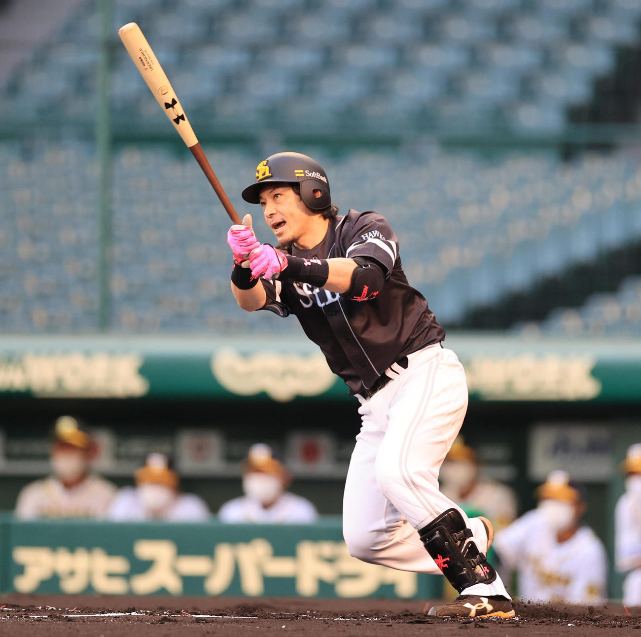 阪神対ソフトバンク　1回表ソフトバンク1死満塁、左へ先制2点適時打を放つ松田宣（撮影・清水貴仁）