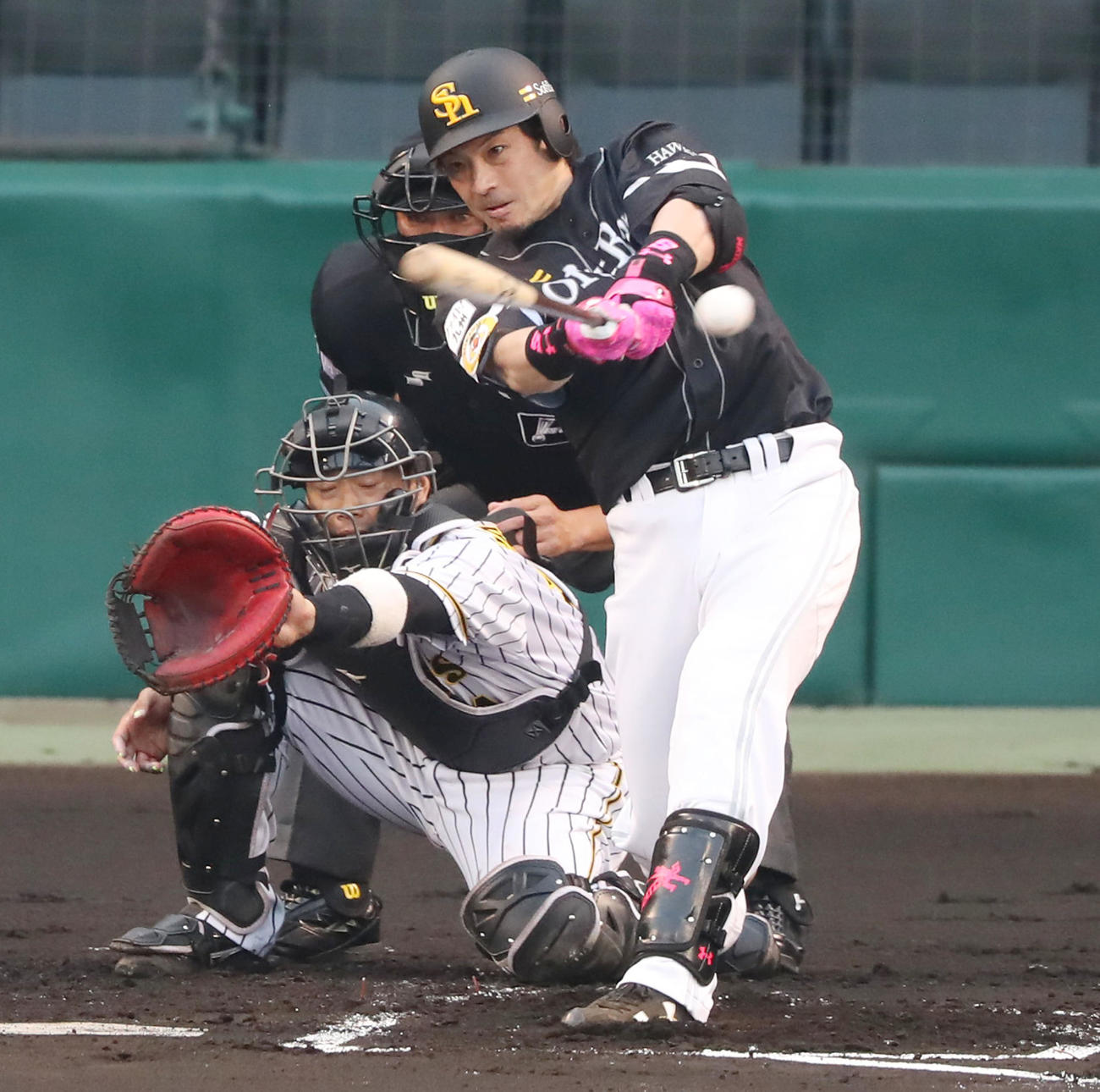 阪神対ソフトバンク　1回表ソフトバンク1死満塁、松田宣は左前適時打を放つ（撮影・加藤哉）