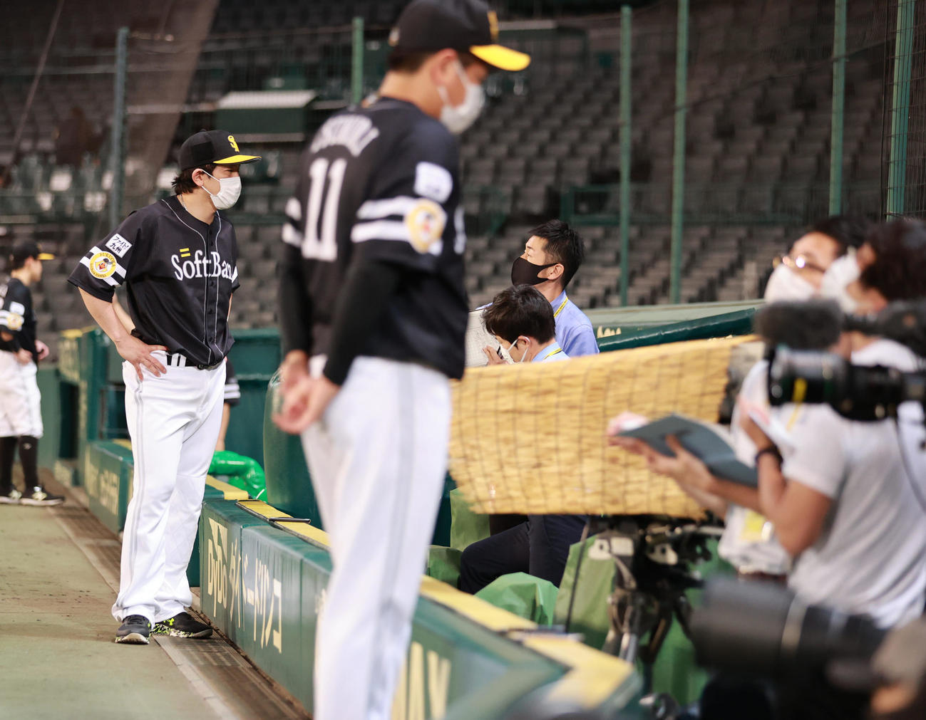 練習試合阪神対ソフトバンク　試合を終え取材に応じる松田宣（左）と津森（撮影・清水貴仁）