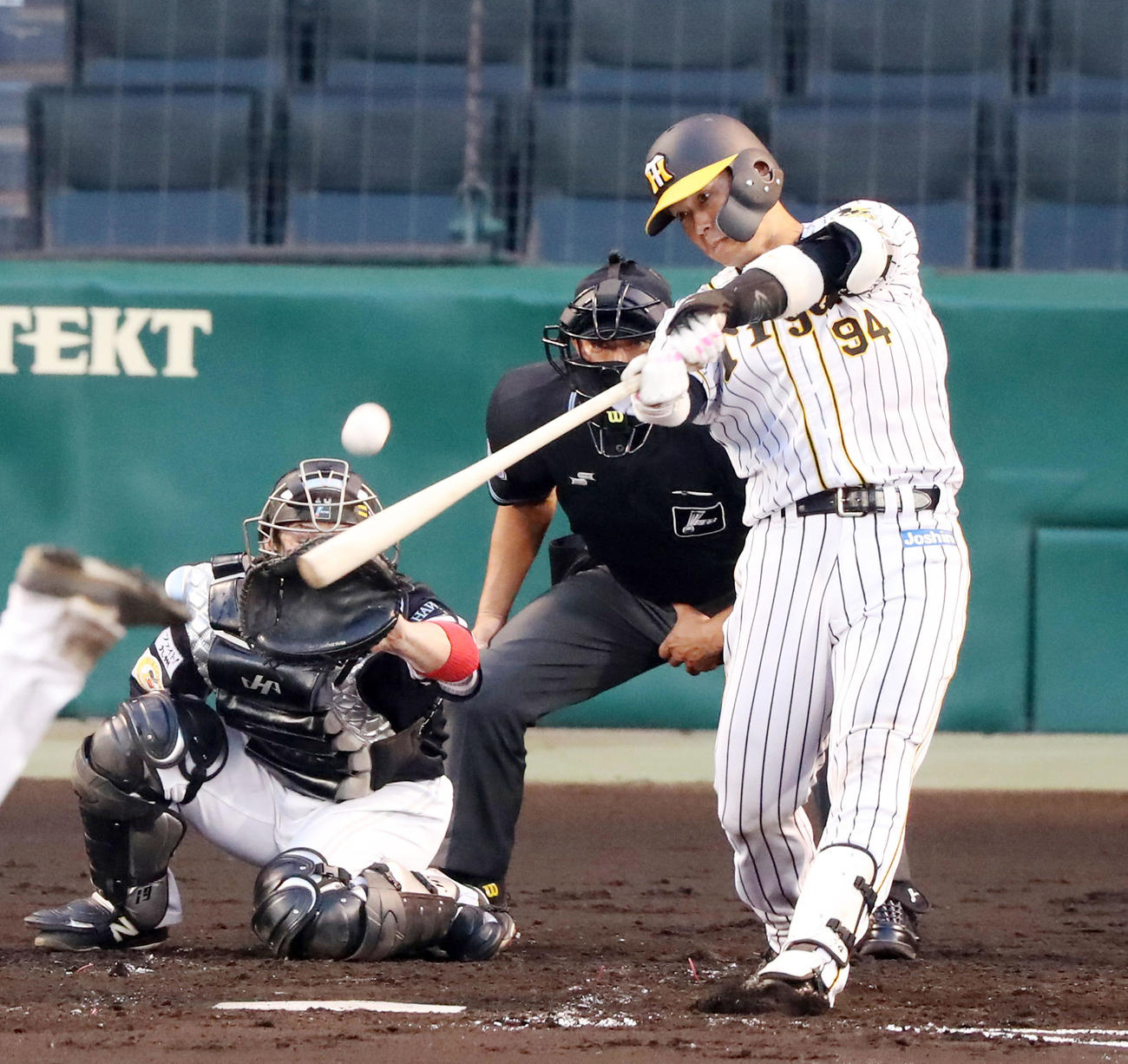 阪神対ソフトバンク　2回裏阪神無死一塁、原口は左越え2点本塁打を放つ（撮影・加藤哉）