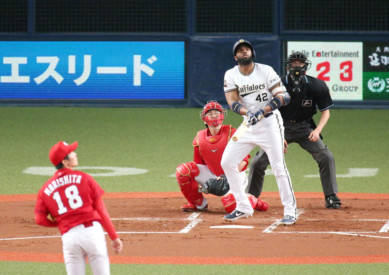 練習試合・オリックス対広島　1回裏オリックス1死一塁、ロドリゲスは左中間に2点本塁打を放つ（撮影・上山淳一）