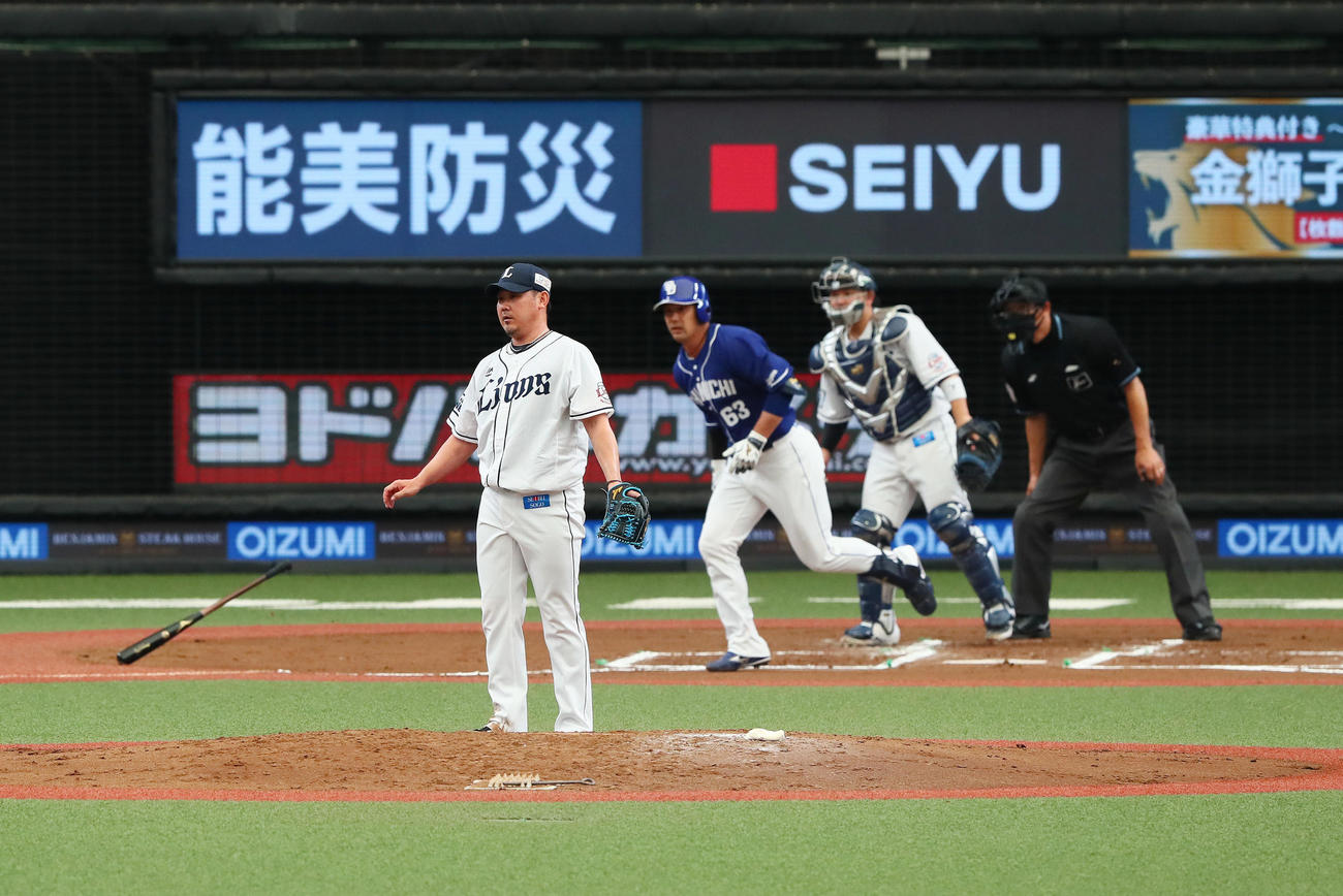 西武対中日　6回表中日2死一塁、堂上を二直に仕留める松坂（撮影・足立雅史）
