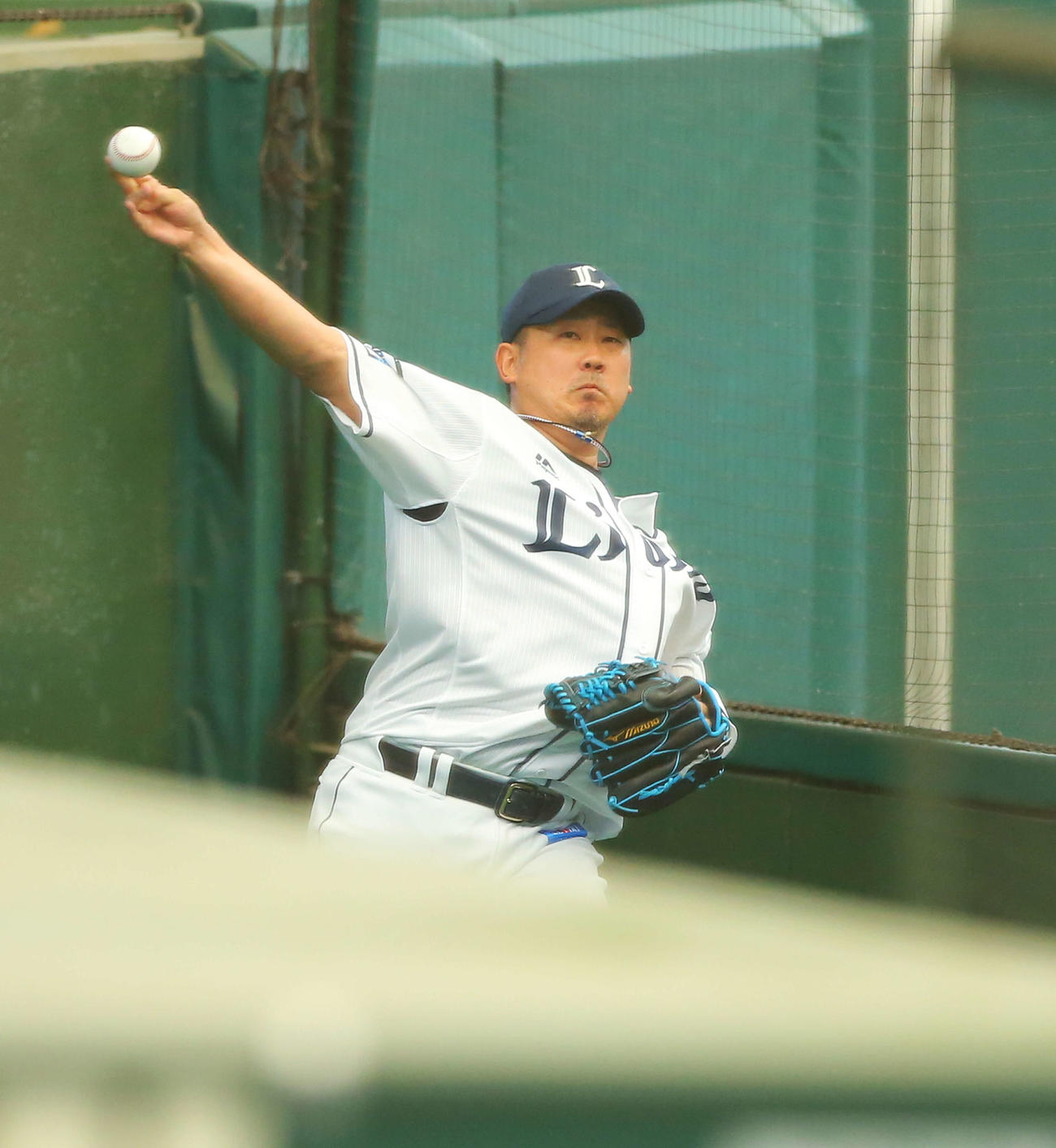 西武対中日　4回裏が終了しブルペンで投球する西武松坂（撮影・河田真司）