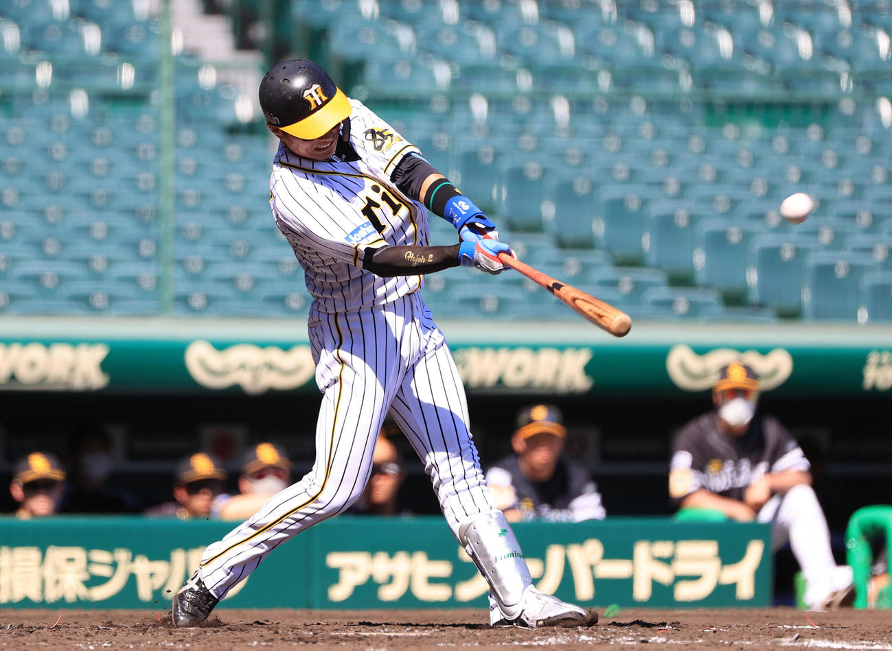 3回裏阪神2死一塁、左越え先制2点本塁打を放つ北條史也（撮影・清水貴仁）