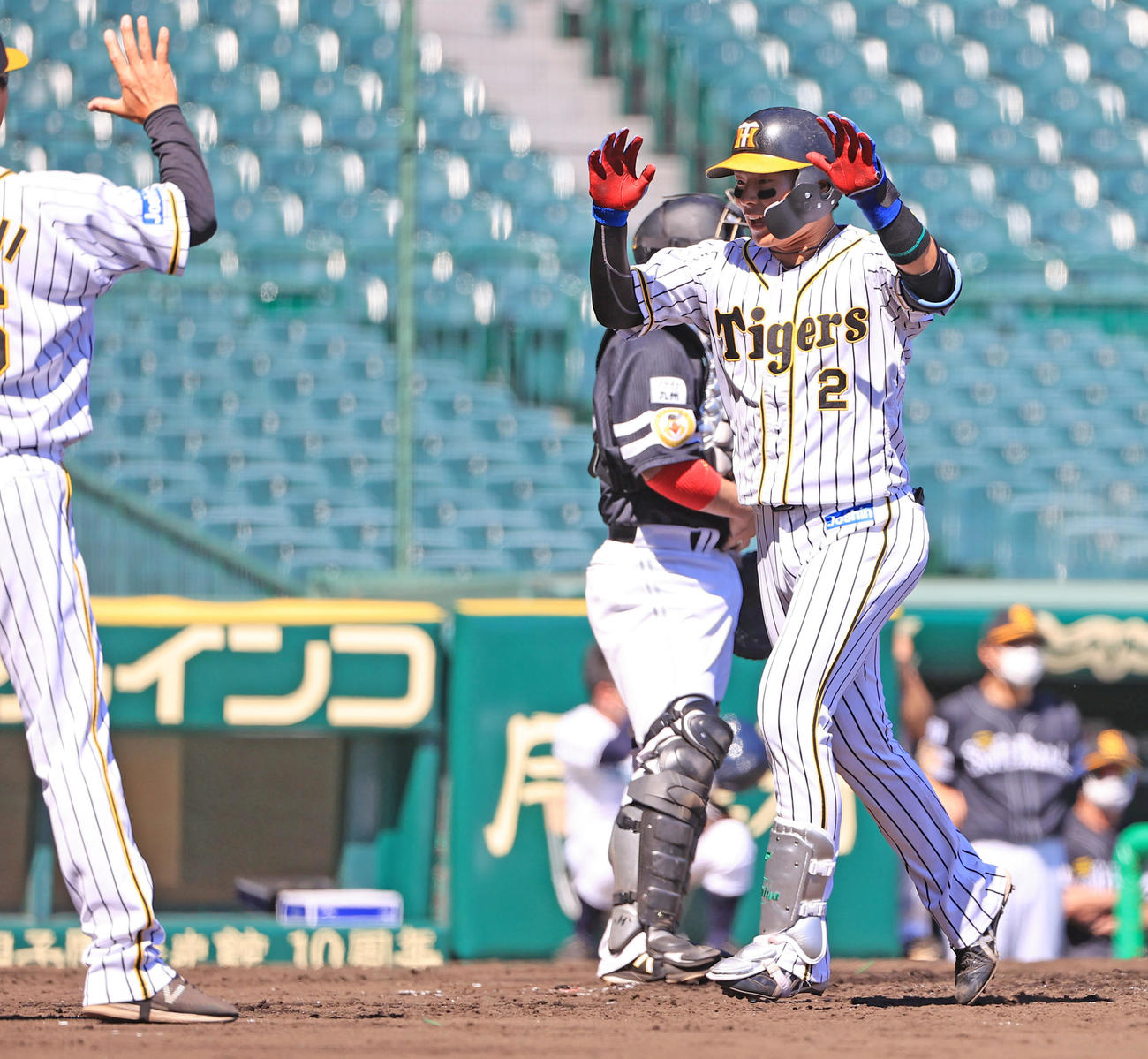 3回裏阪神2死一塁、左越え先制2点本塁打を放つ北條史也（撮影・清水貴仁）