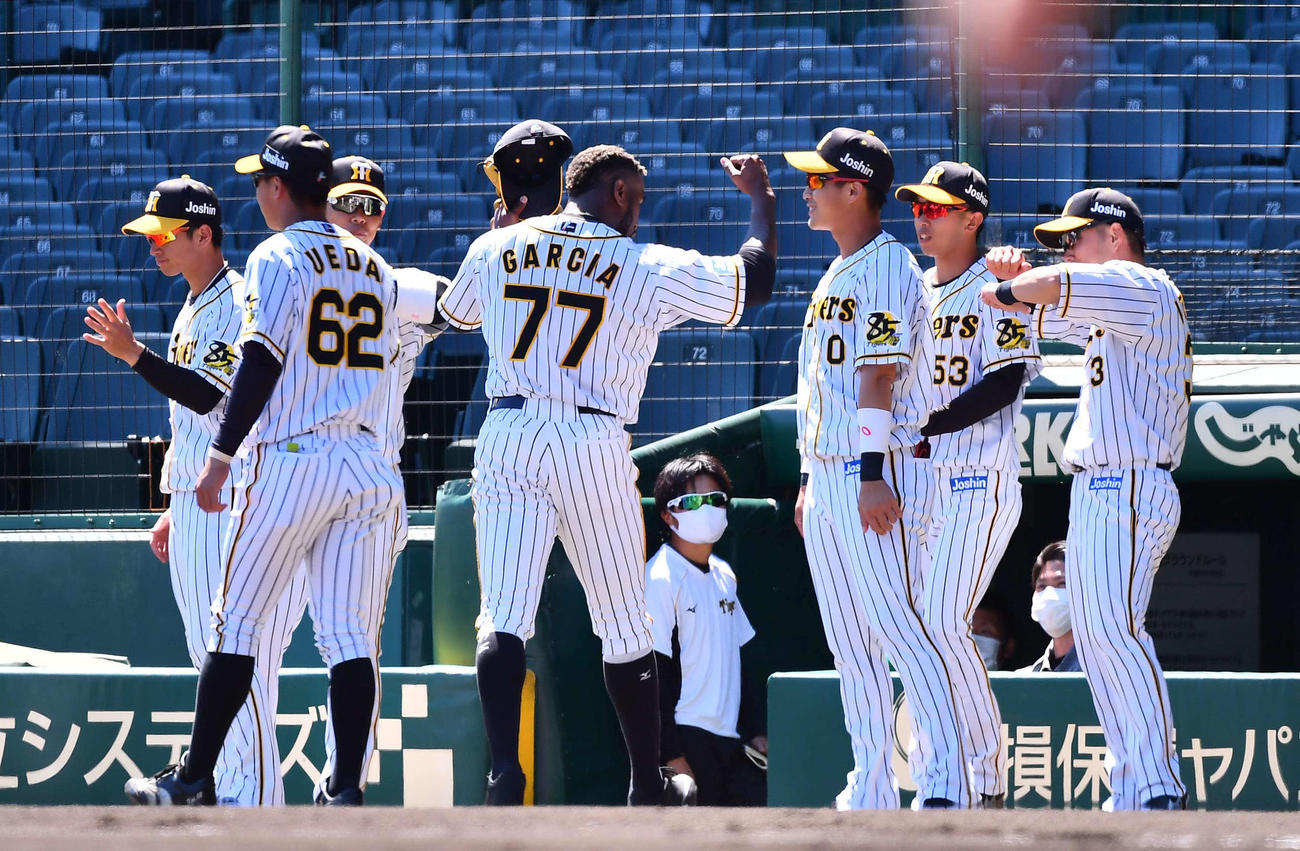 阪神対ソフトバンク　3回、ソフトバンク打線を無失点に抑えナインの出迎えに肘タッチするガルシア（中央）（撮影・上田博志）