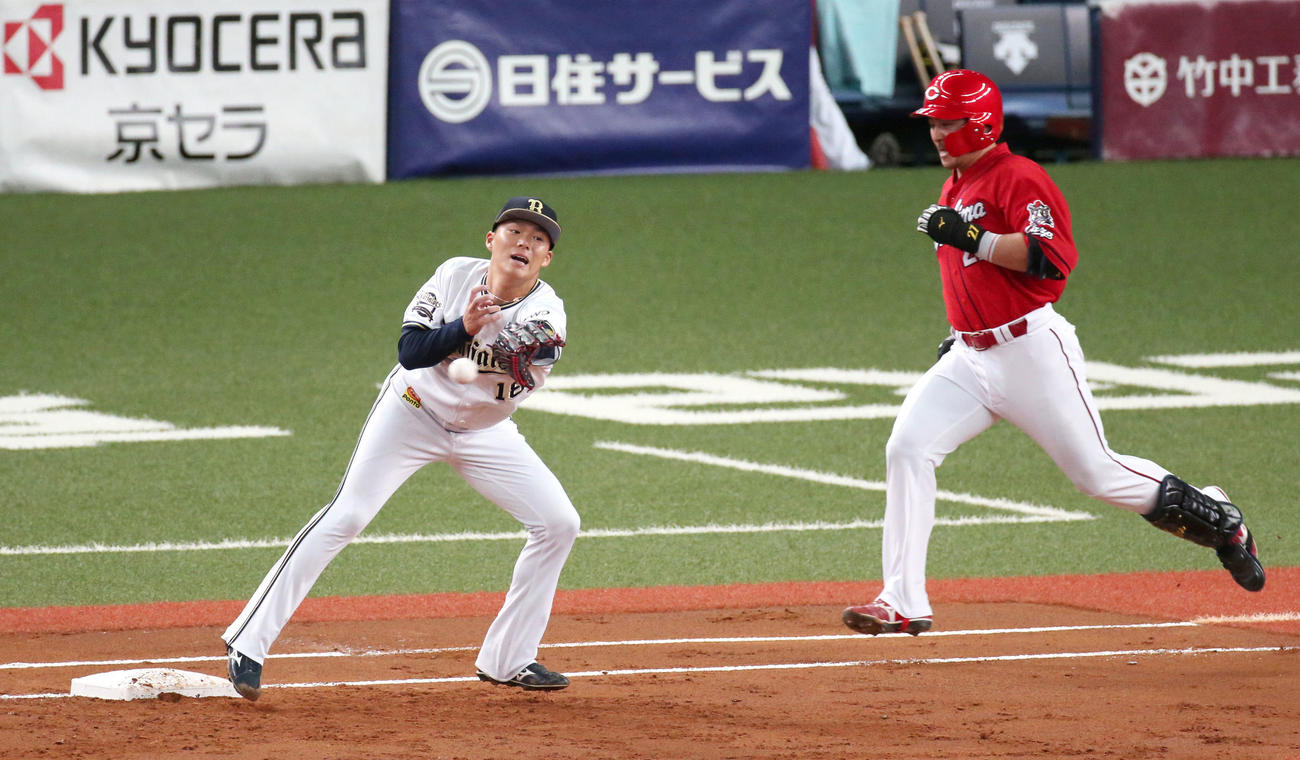 練習試合・オリックス対広島　2回表広島2死、会沢翼（右）の打球を取った一塁手ロドリゲスの送球で一塁ベースカバーに入った山本由伸だったが悪送球で出塁を許す（撮影・上山淳一）