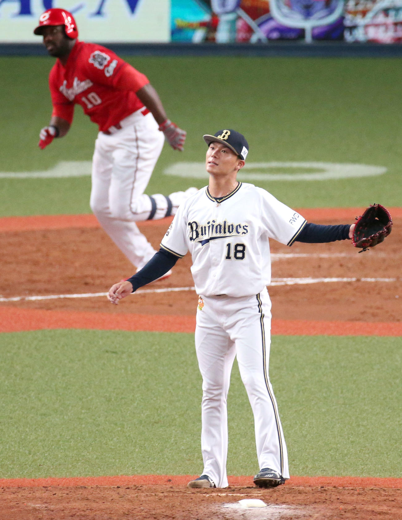 練習試合・オリックス対広島　5回表広島2死二、三塁、山本由伸（手前）はホセ・ピレラから右に2点適時二塁打を浴びる（撮影・上山淳一）