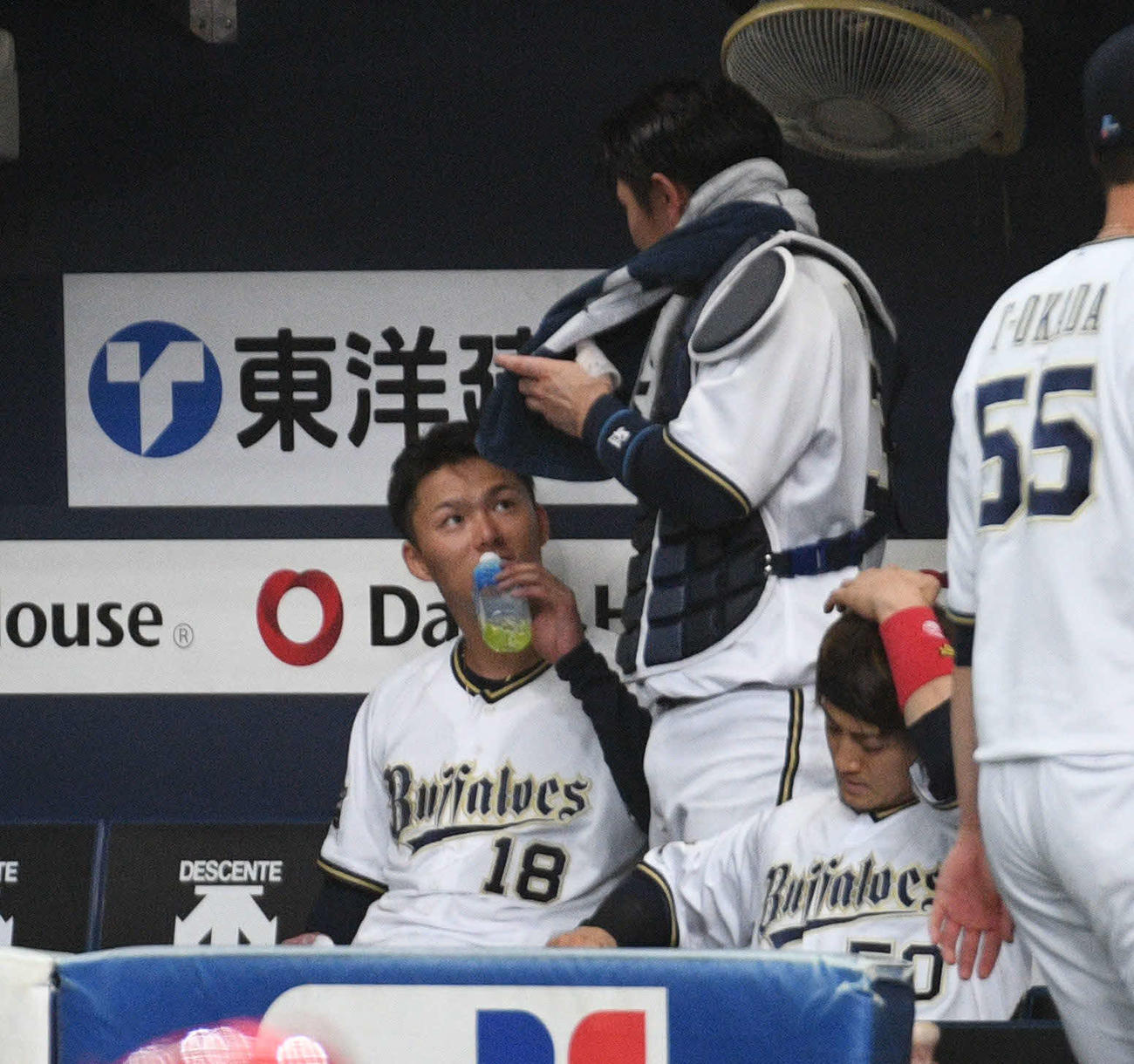 オリックス対広島　5回表広島に3失点後、ベンチで若月健矢（右）からアドバイスを受ける山本由伸（撮影・渦原淳）
