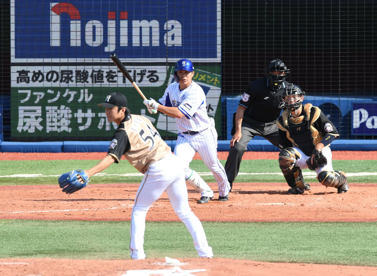DeNA対日本ハム　9回裏DeNA無死、佐野は中前打を放つ。投手玉井（撮影・山崎安昭）