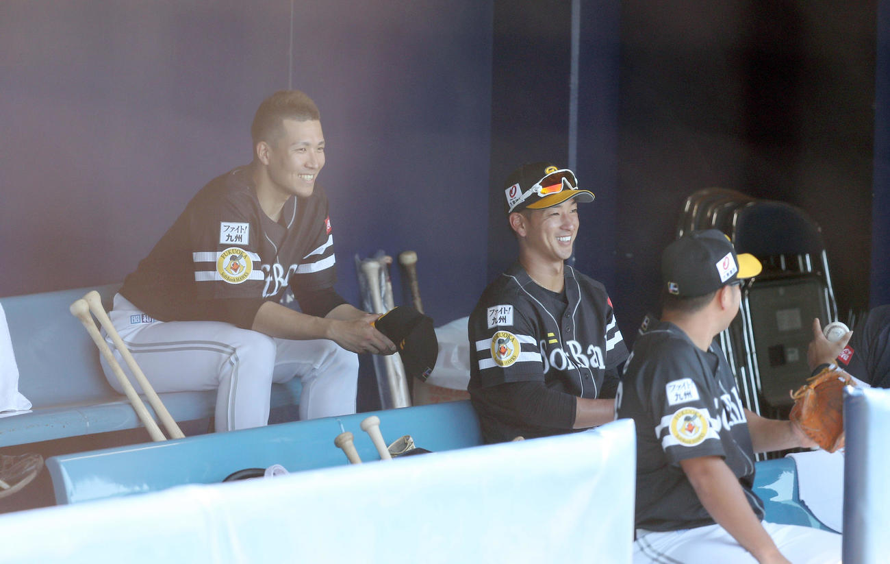 オリックス対ソフトバンク　2回途中で降板したソフトバンク千賀（左）はベンチで笑顔を見せる（撮影・前田充）