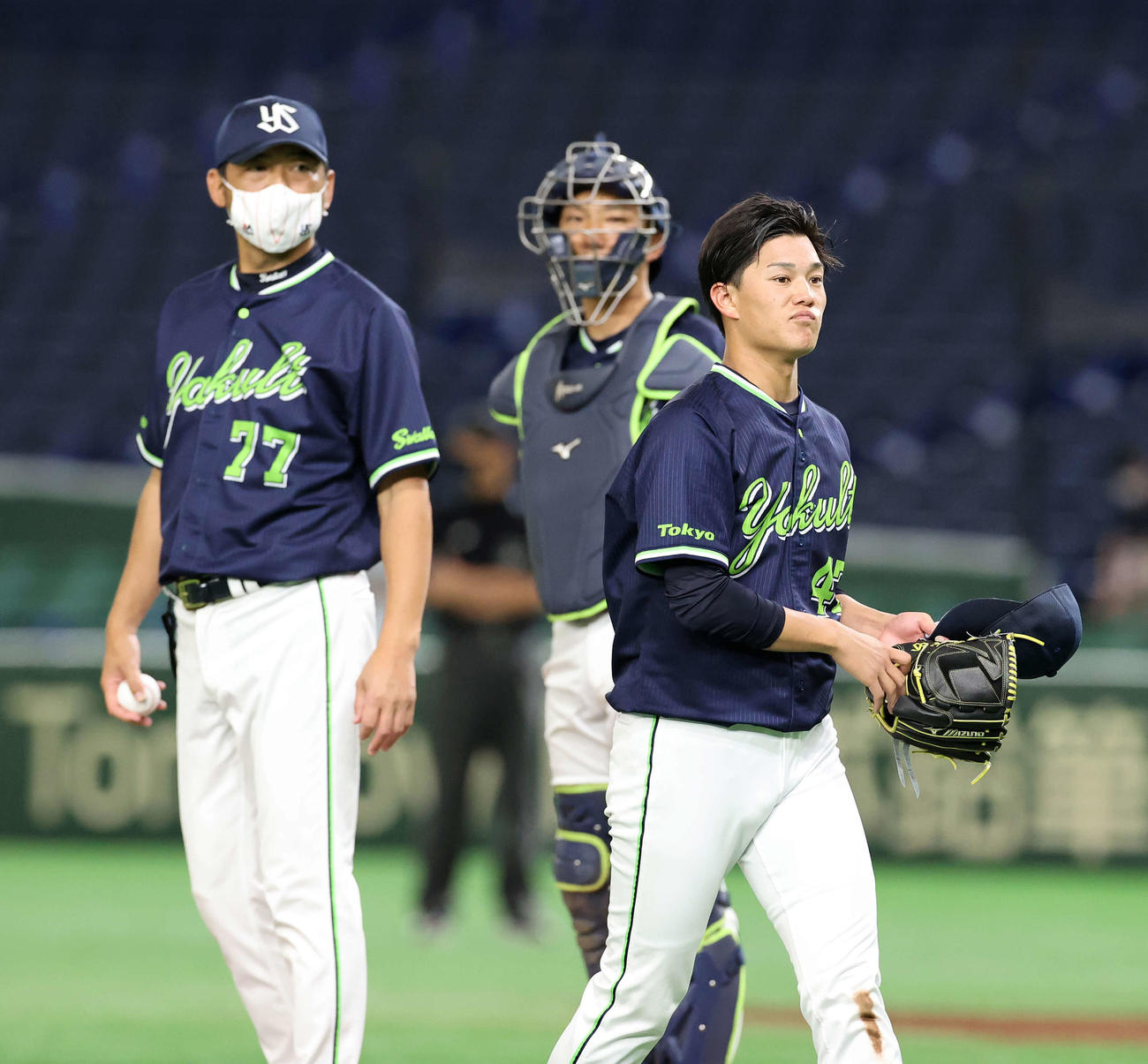 巨人対ヤクルト　2回裏途中、降板するヤクルト先発の高橋（右）。左は斎藤投手コーチ、中央は捕手嶋（撮影・江口和貴）